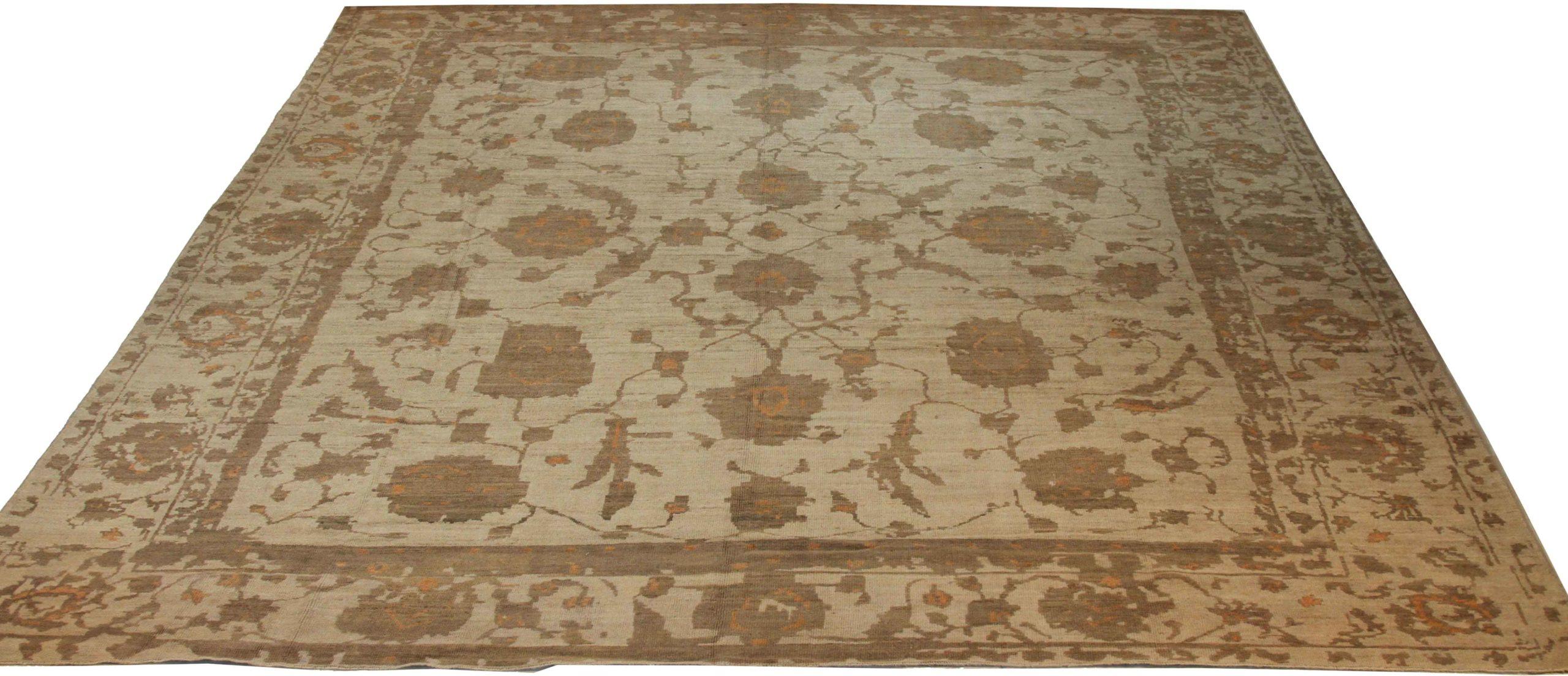 Scopri l'eleganza di questo Oushak unico nel suo genere, caratterizzato da una splendida lavorazione artigianale. Progettato con una meticolosa attenzione ai dettagli, questo design esclusivo è perfetto per valorizzare il tuo spazio.