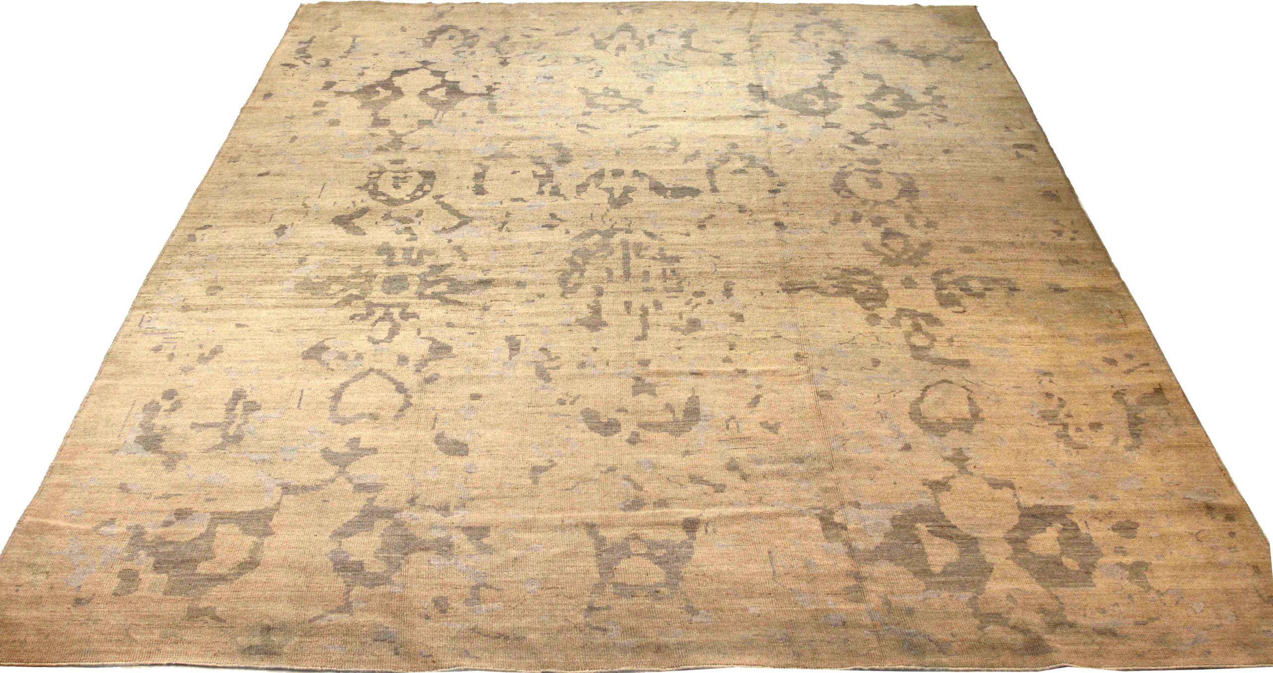 Entdecken Sie die Eleganz dieses einzigartigen Oushak, der sich durch seine wunderschöne Handwerkskunst auszeichnet. Dieses exklusive Design, das mit viel Liebe zum Detail entworfen wurde, ist perfekt, um Ihren Raum zu verschönern.