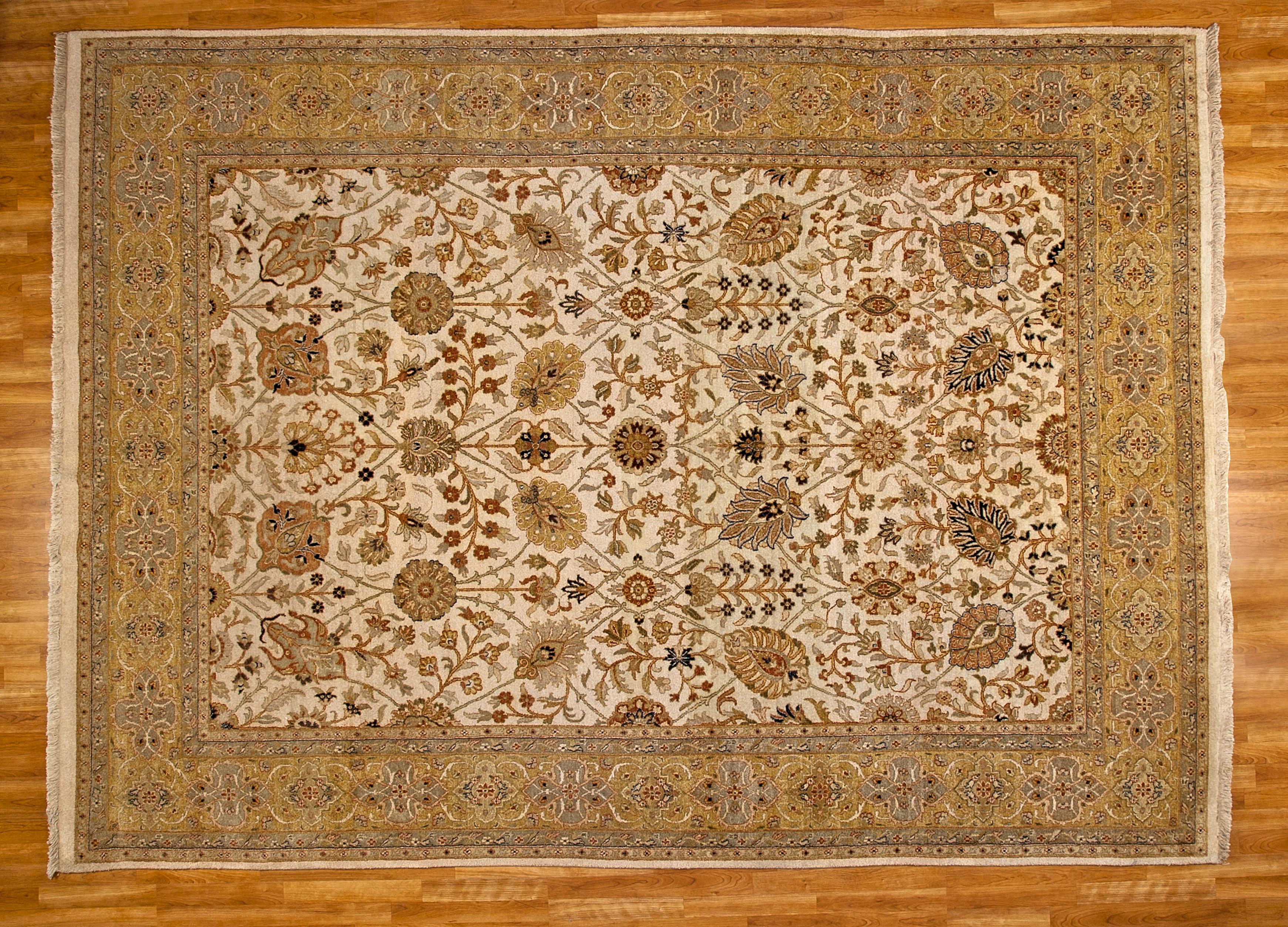 Dieser indische Oushak-Teppich zeigt ein rotes Blumenmuster  so dass Sie Ihr Dekor wechseln können. Verleihen Sie jedem Raum einen Hauch von Stil und haben Sie gleichzeitig die Möglichkeit, die Dinge nach Lust und Laune zu verändern. Dieser schöne