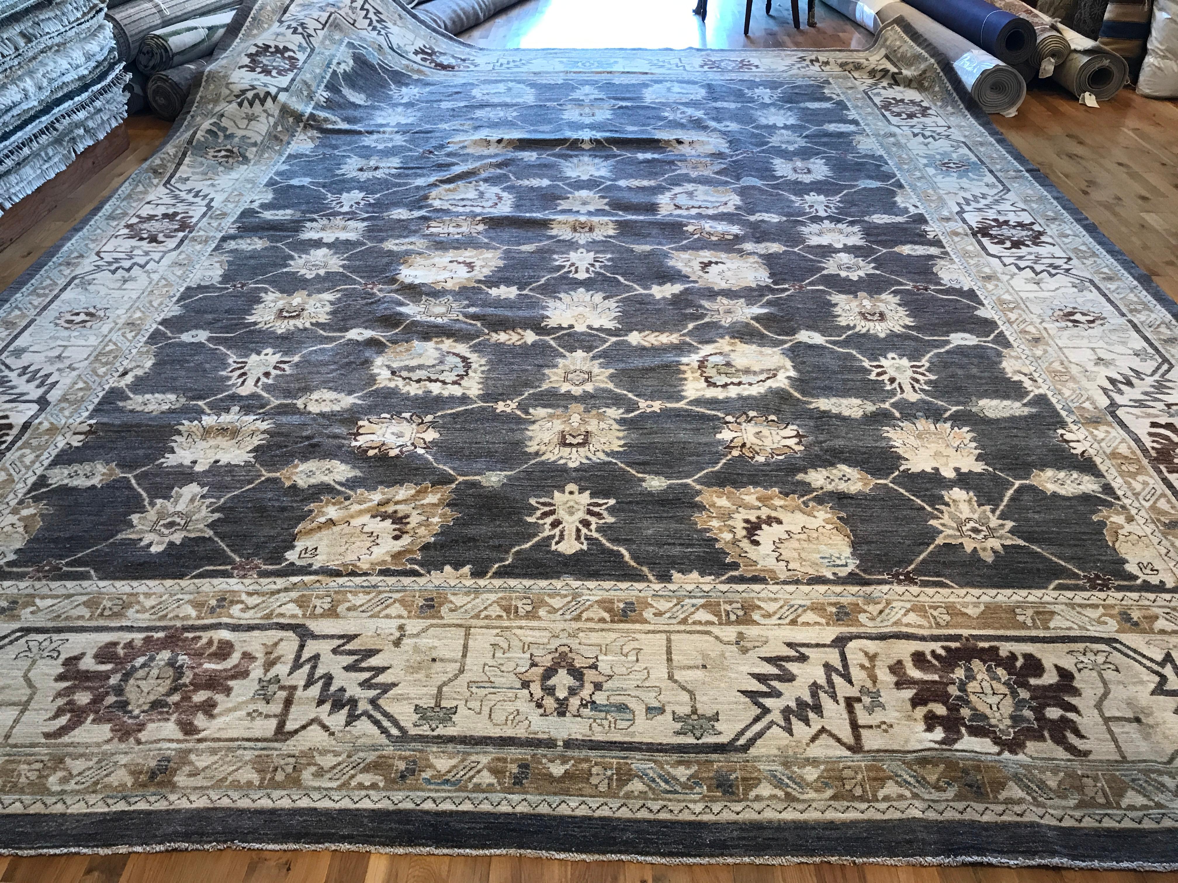 Dieser indische Oushak-Teppich zeigt ein rotes Blumenmuster  so dass Sie Ihr Dekor wechseln können. Verleihen Sie jedem Raum einen Hauch von Stil und haben Sie gleichzeitig die Möglichkeit, die Dinge nach Lust und Laune zu verändern. Dieser schöne