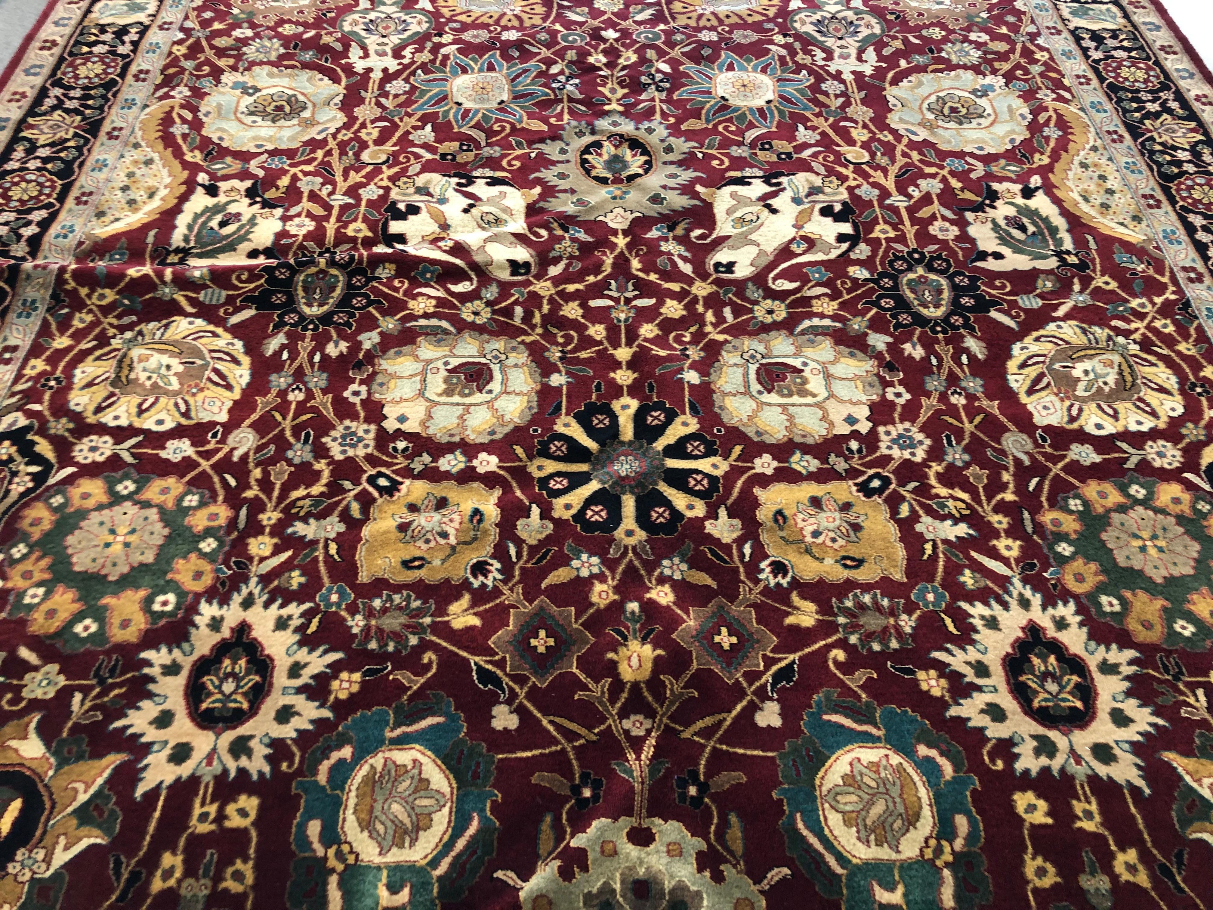 Dieser indische Oushak-Teppich zeigt ein rotes Blumenmuster  so dass Sie Ihr Dekor wechseln können. Verleihen Sie jedem Raum einen Hauch von Stil und haben Sie gleichzeitig die Möglichkeit, die Dinge nach Lust und Laune zu verändern. Dieser schöne