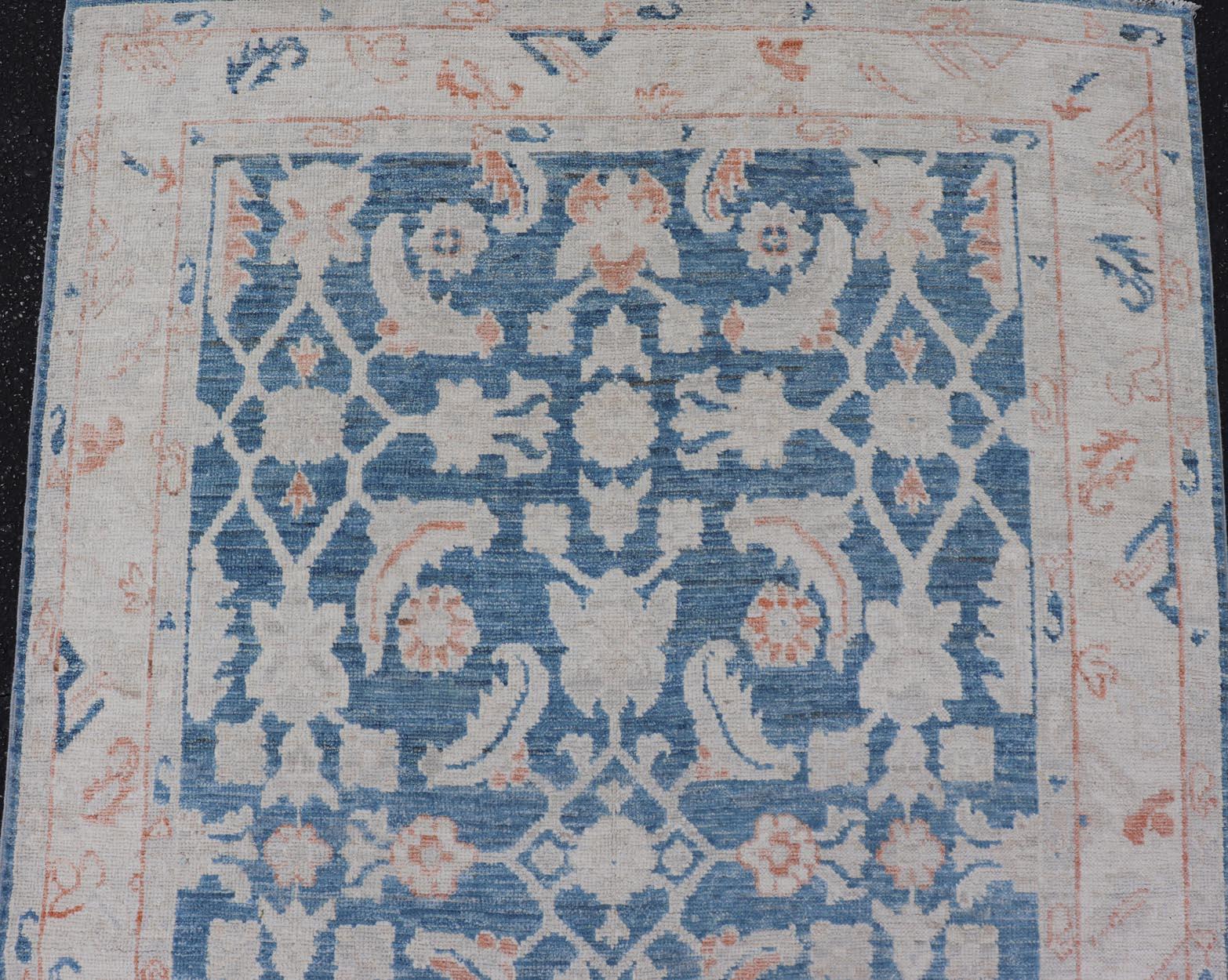 Tappeto Oushak Gallery con campo blu e accenti di corallo e avorio 4'2 x 12'0 in vendita 3