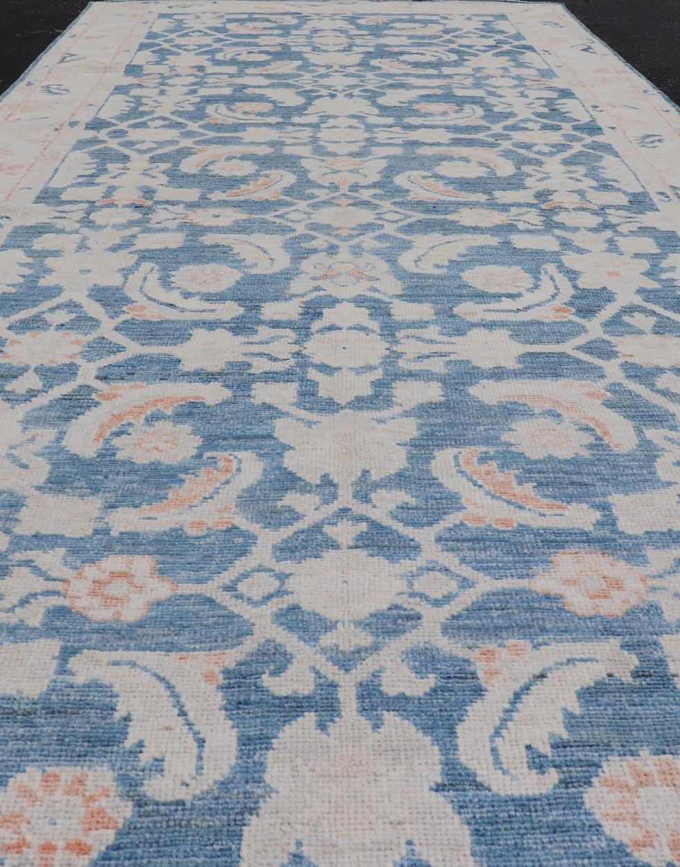 Tappeto Oushak Gallery con campo blu e accenti di corallo e avorio 4'2 x 12'0 in vendita 4