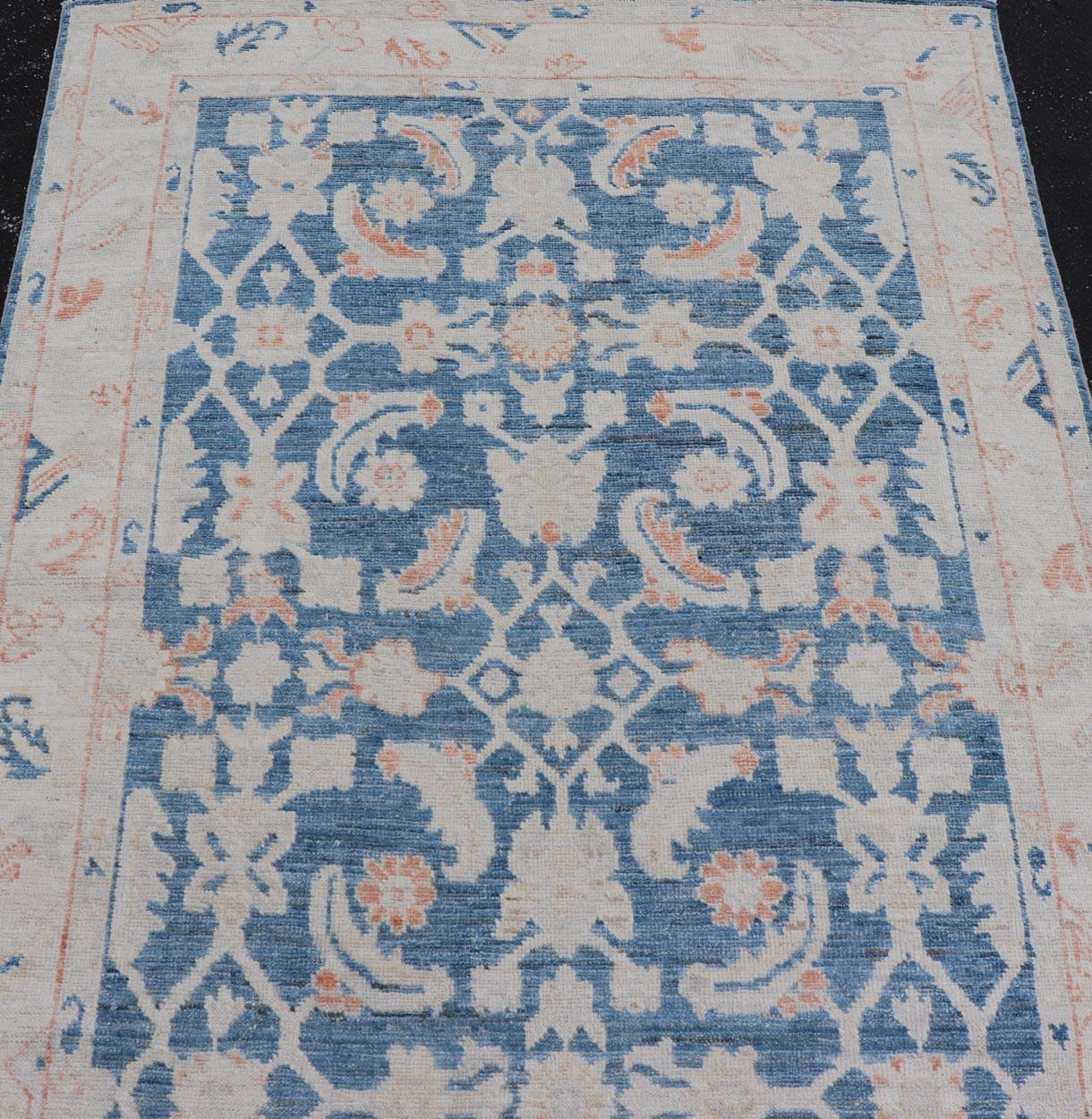 Tappeto Oushak Gallery con campo blu e accenti di corallo e avorio 4'2 x 12'0 in vendita 5