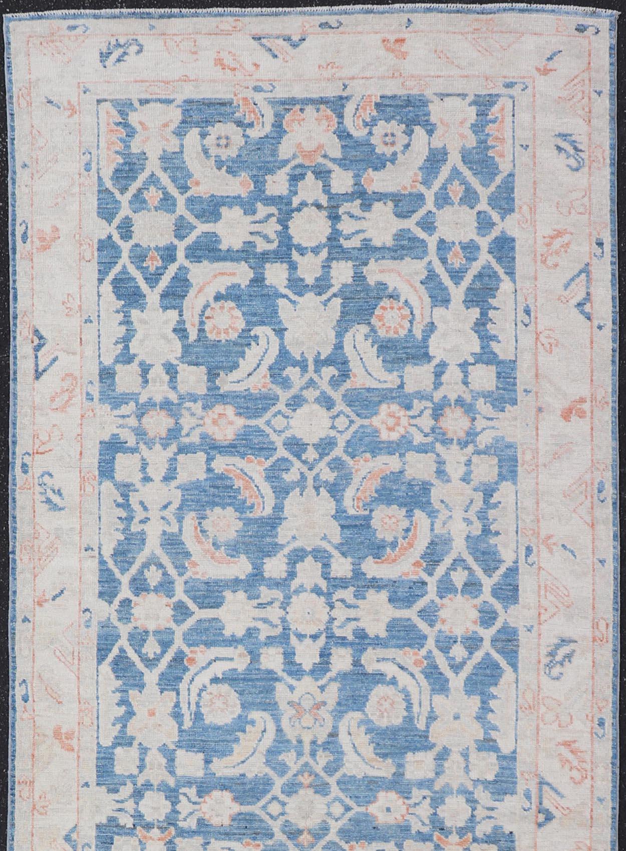 Tappeto Oushak Gallery con campo blu e accenti di corallo e avorio 4'2 x 12'0 in vendita 6