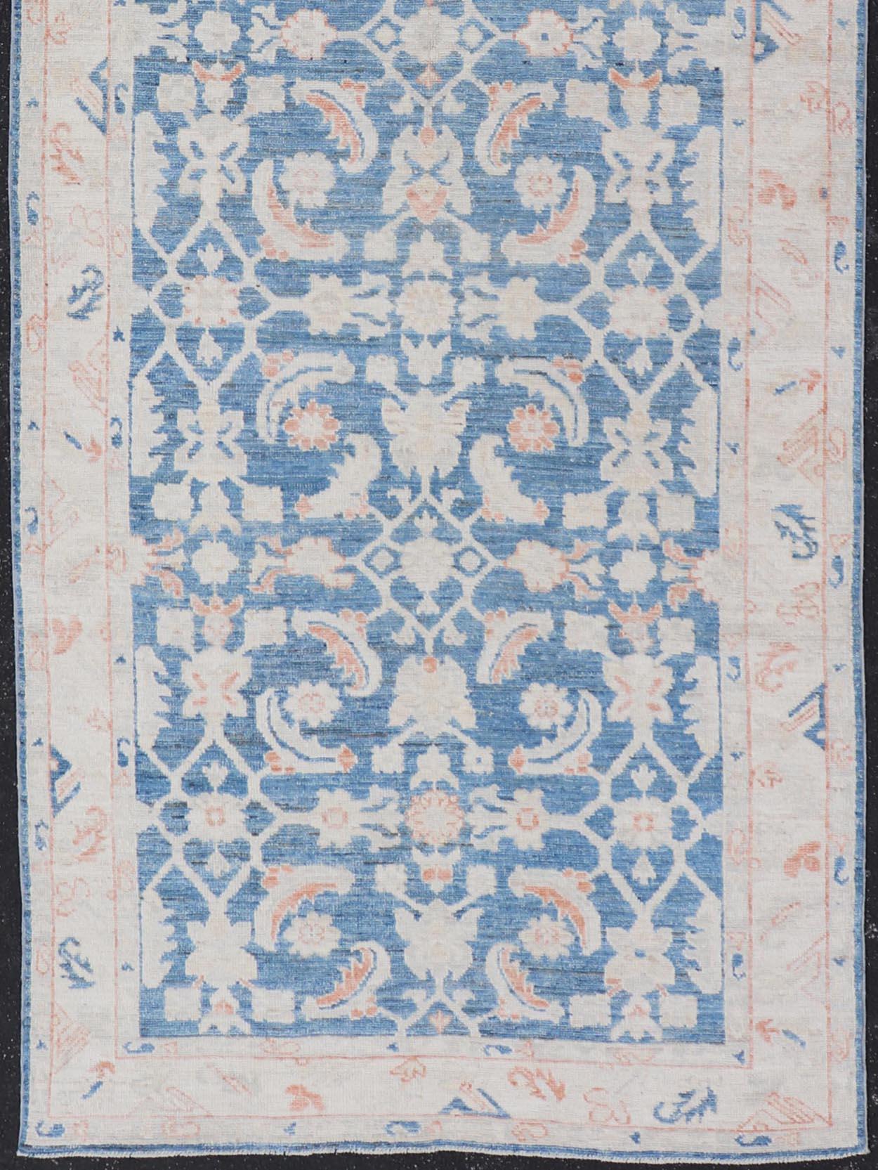 Afghano Tappeto Oushak Gallery con campo blu e accenti di corallo e avorio 4'2 x 12'0 in vendita