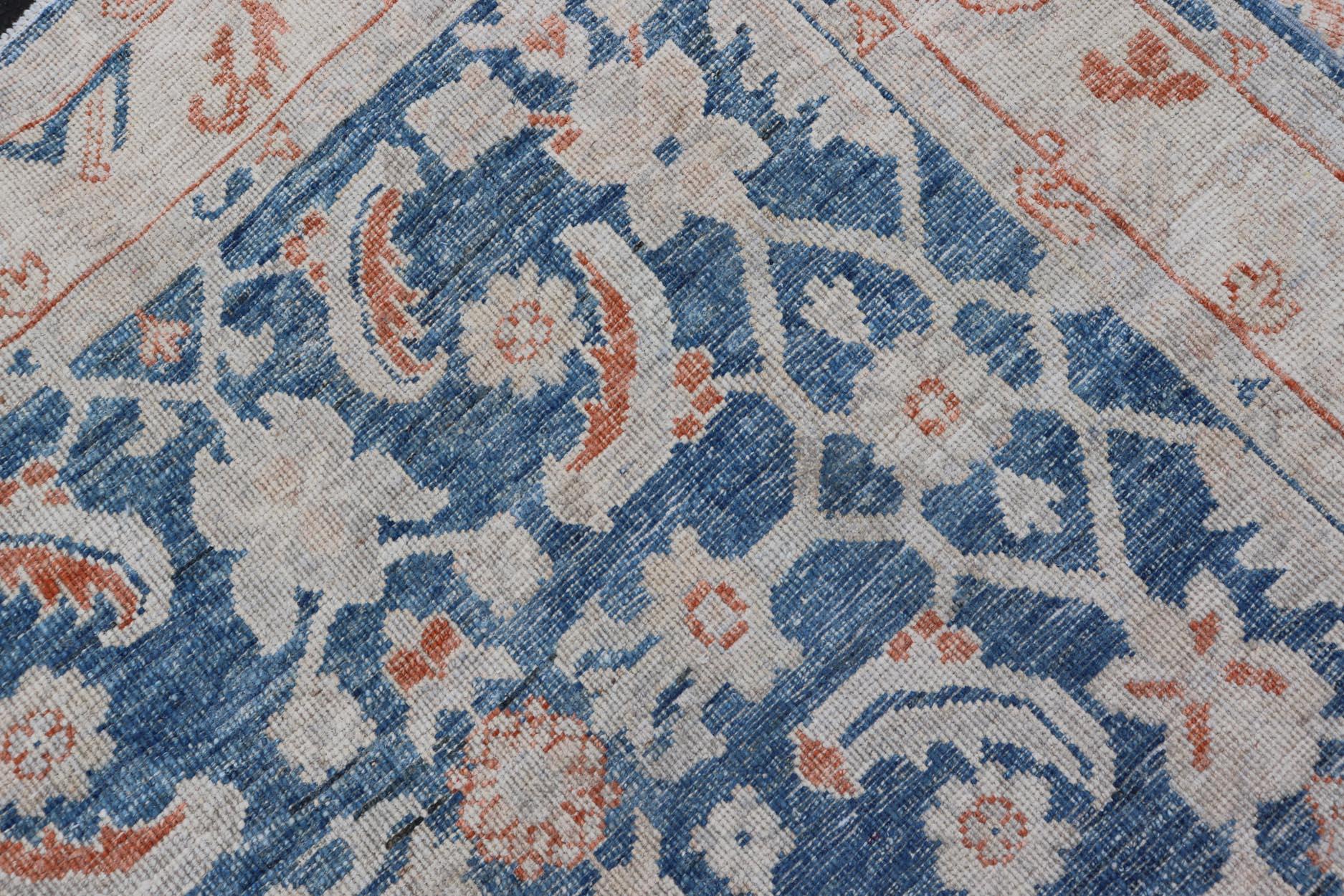 Annodato a mano Tappeto Oushak Gallery con campo blu e accenti di corallo e avorio 4'2 x 12'0 in vendita