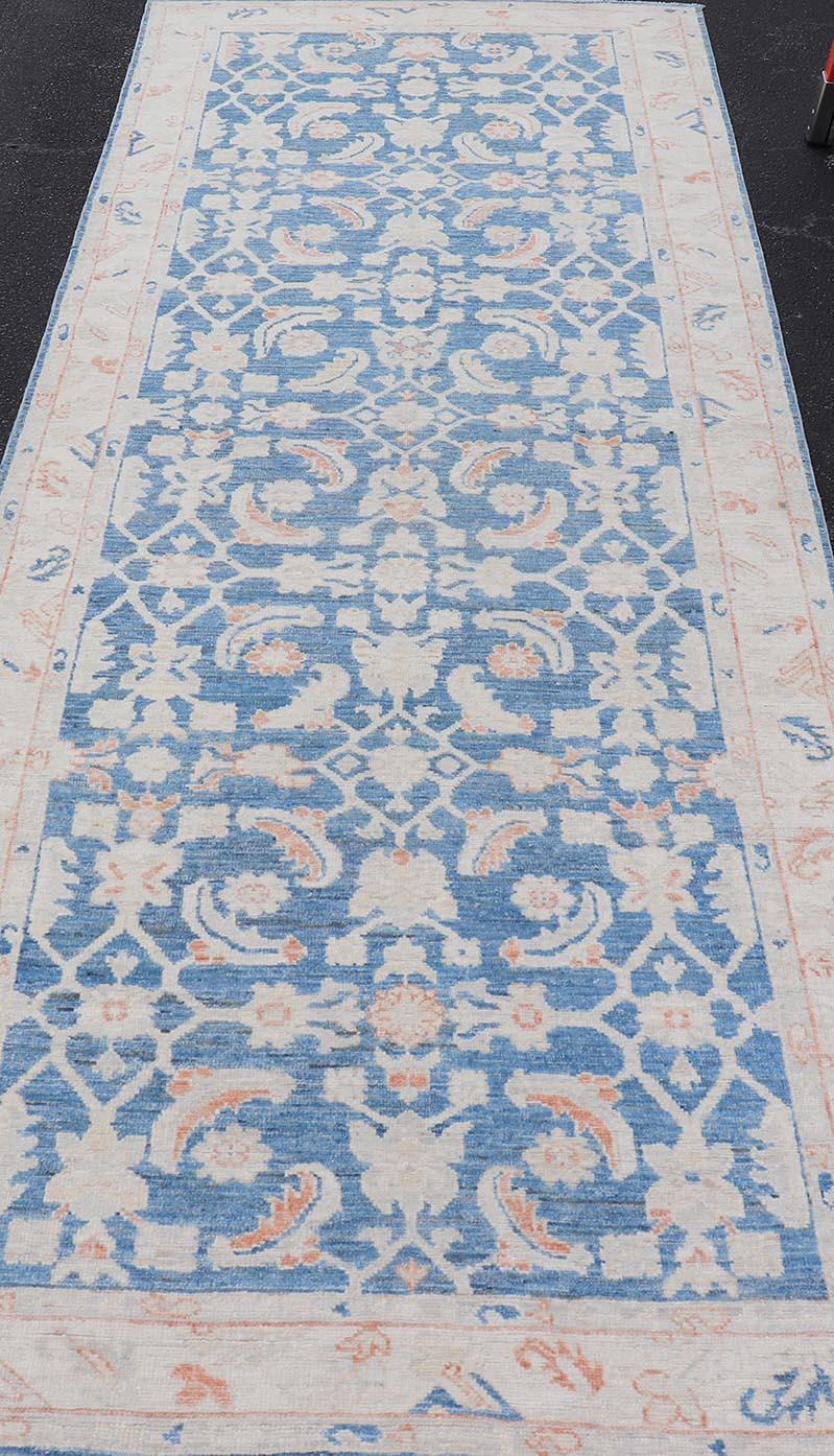 XXI secolo e contemporaneo Tappeto Oushak Gallery con campo blu e accenti di corallo e avorio 4'2 x 12'0 in vendita
