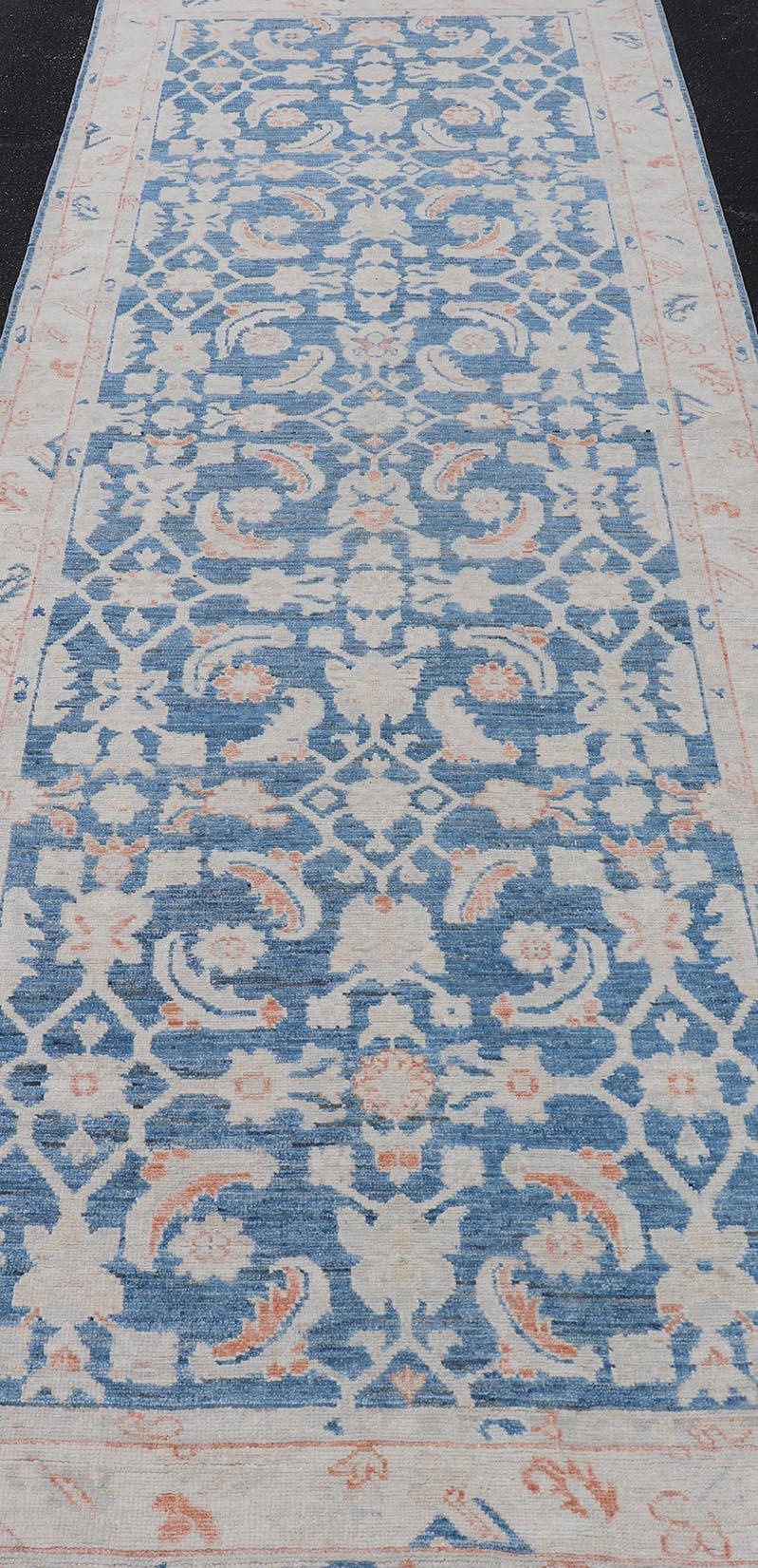 Lana Tappeto Oushak Gallery con campo blu e accenti di corallo e avorio 4'2 x 12'0 in vendita