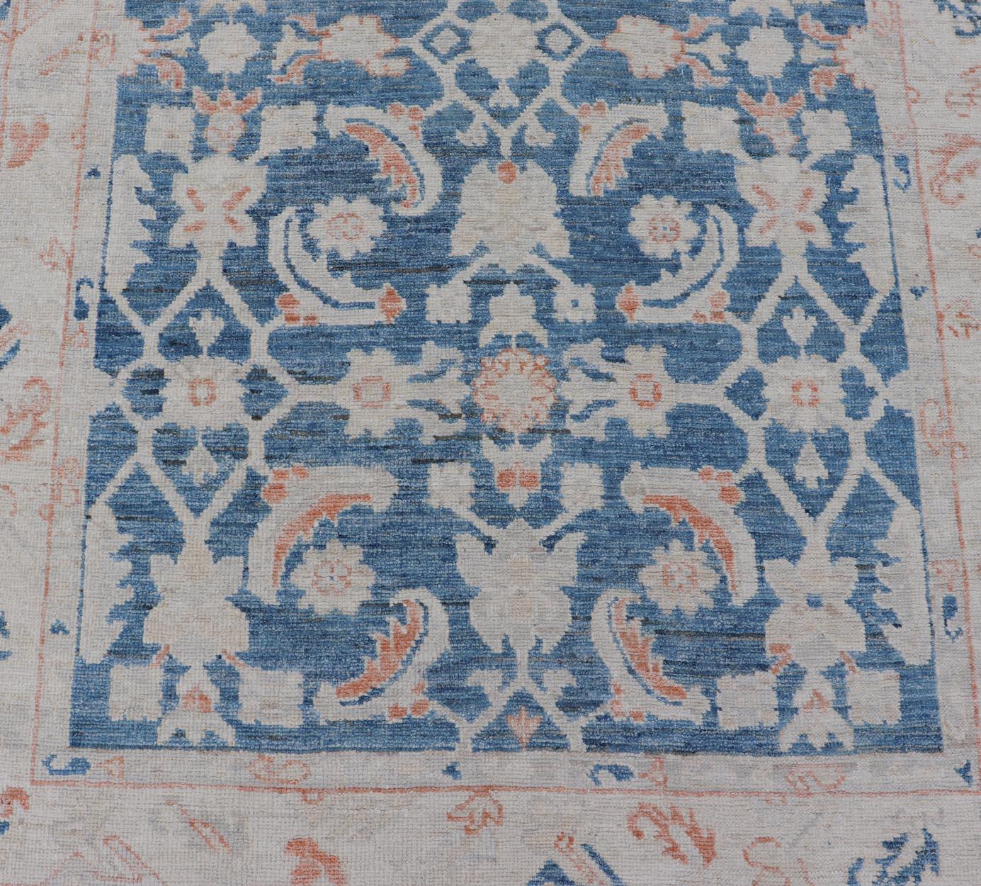 Tappeto Oushak Gallery con campo blu e accenti di corallo e avorio 4'2 x 12'0 in vendita 1