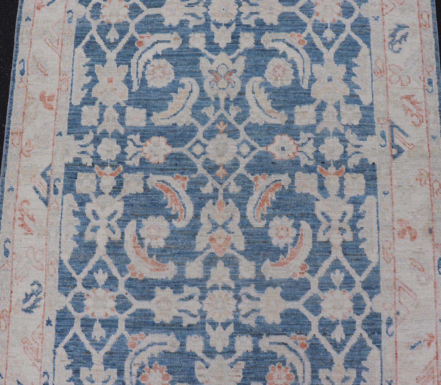 Tappeto Oushak Gallery con campo blu e accenti di corallo e avorio 4'2 x 12'0 in vendita 2