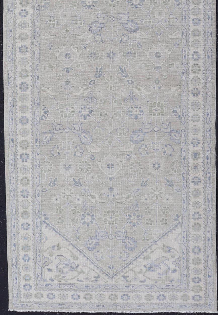 Tapis de course Oushak Gallery avec base grise douce et bleu subtil et Sage 4'2 x 13'8 en vente 3