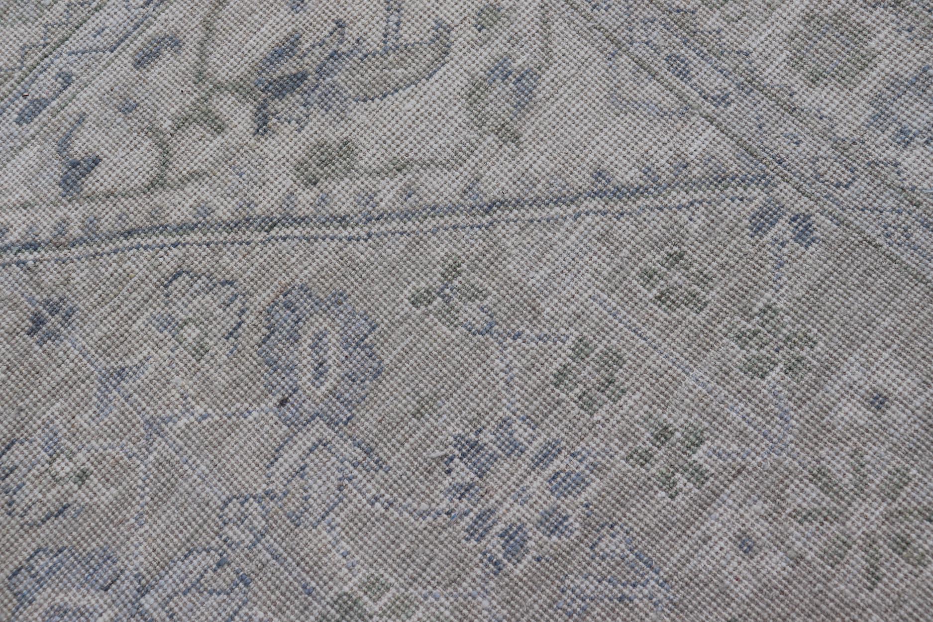 Tapis de course Oushak Gallery avec base grise douce et bleu subtil et Sage 4'2 x 13'8 en vente 4