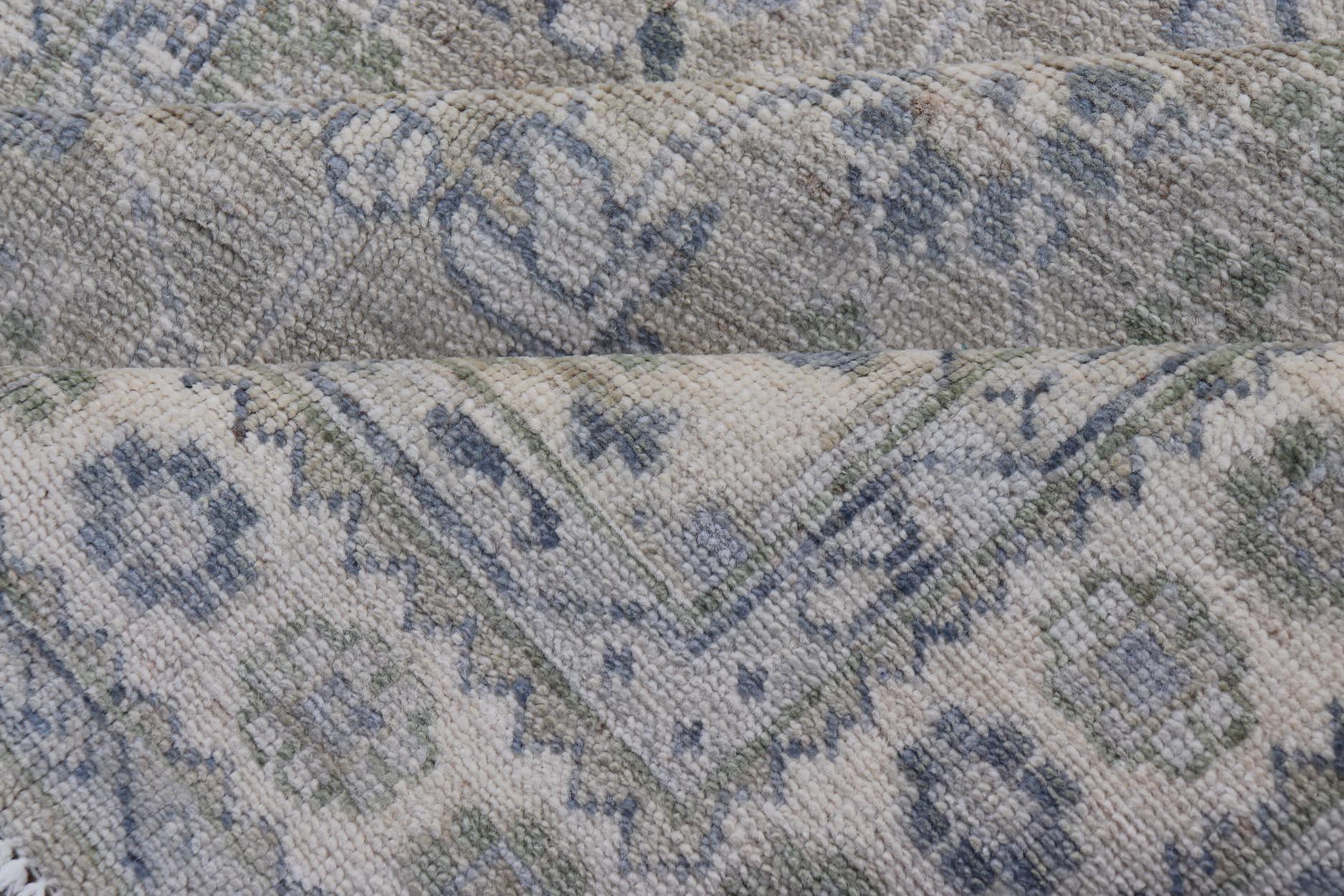 Tapis de course Oushak Gallery avec base grise douce et bleu subtil et Sage 4'2 x 13'8 en vente 5