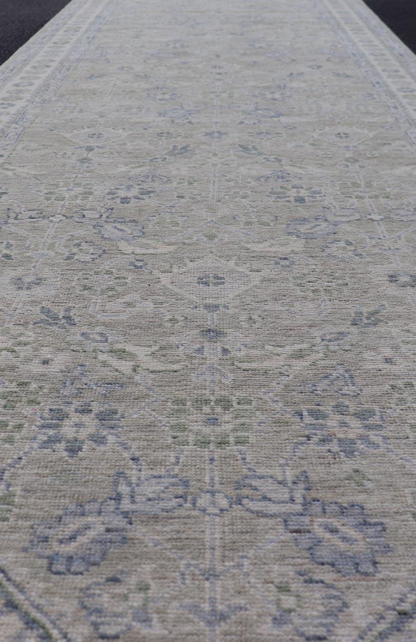 Mesures : 4'2 x 13'8 
Tapis de course Oushak Gallery avec base grise douce et bleu subtil et Sage 4'2 x 13'8. Keivan Woven Arts. tapis /AWR-1378 / Début du 21e siècle, Turc Oushak Gallery Runner.

Ce chemin de table raffiné d'Oushak présente une