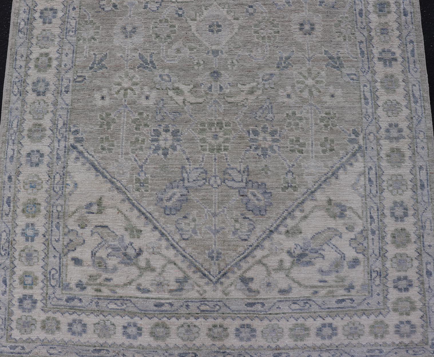 Afghan Tapis de course Oushak Gallery avec base grise douce et bleu subtil et Sage 4'2 x 13'8 en vente