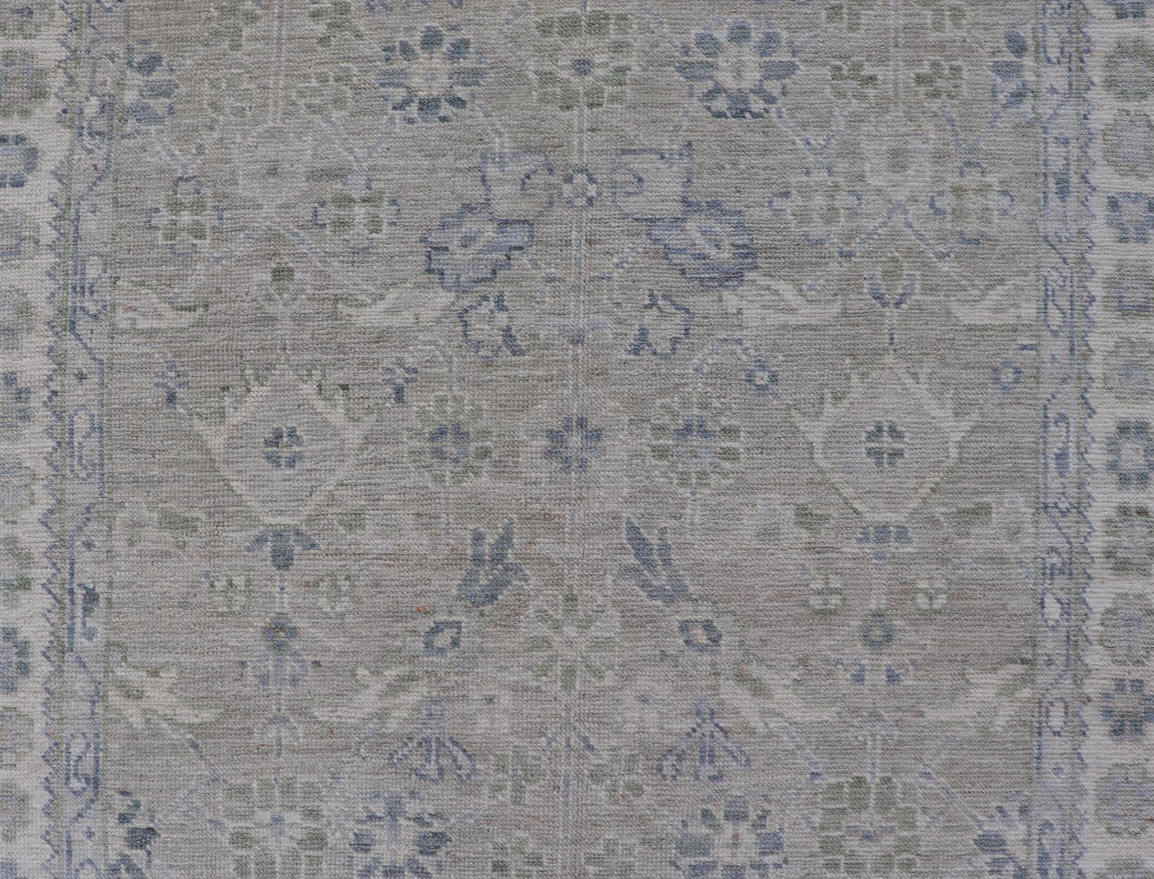 Noué à la main Tapis de course Oushak Gallery avec base grise douce et bleu subtil et Sage 4'2 x 13'8 en vente