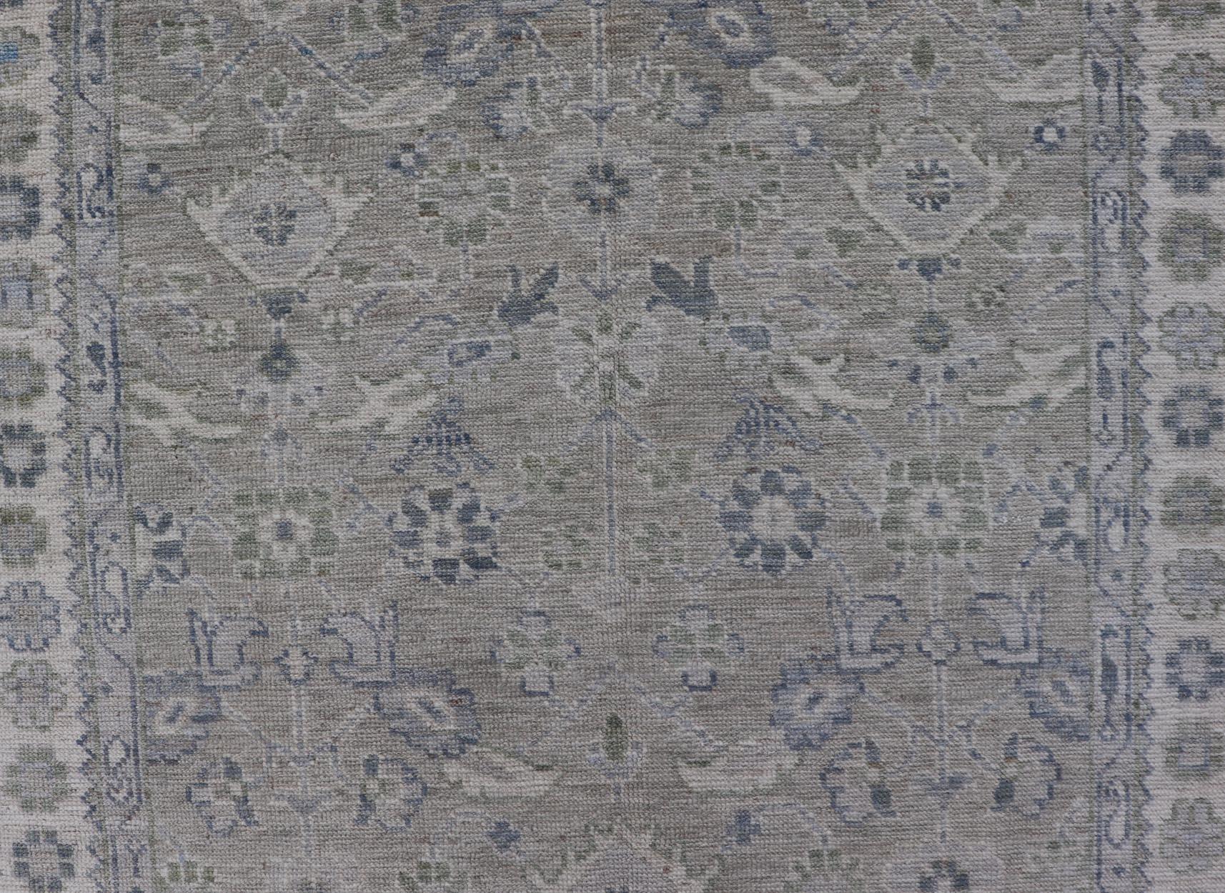 Tapis de course Oushak Gallery avec base grise douce et bleu subtil et Sage 4'2 x 13'8 Excellent état - En vente à Atlanta, GA
