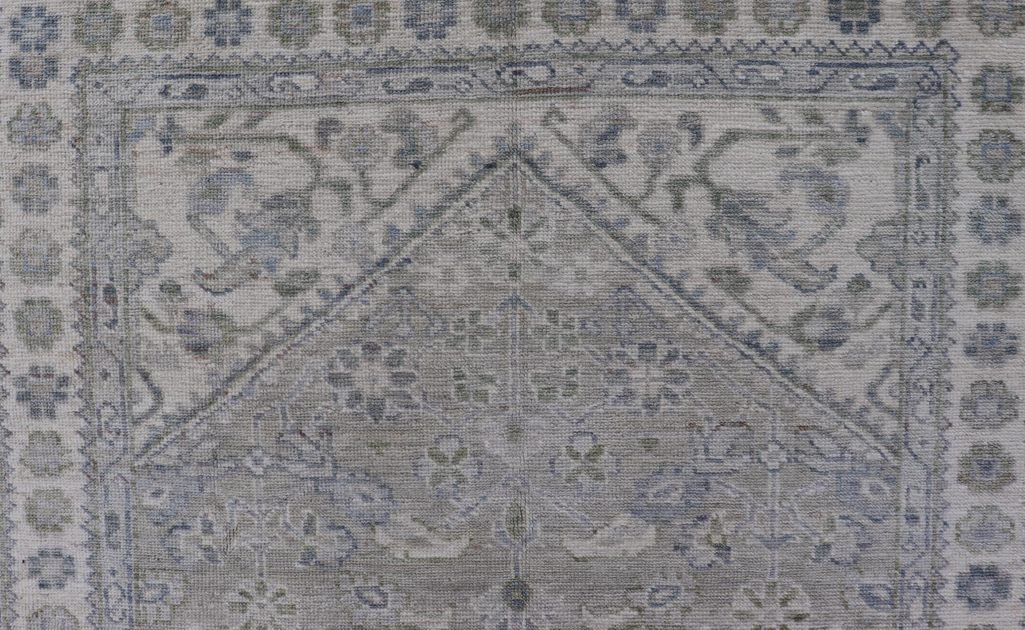 XXIe siècle et contemporain Tapis de course Oushak Gallery avec base grise douce et bleu subtil et Sage 4'2 x 13'8 en vente