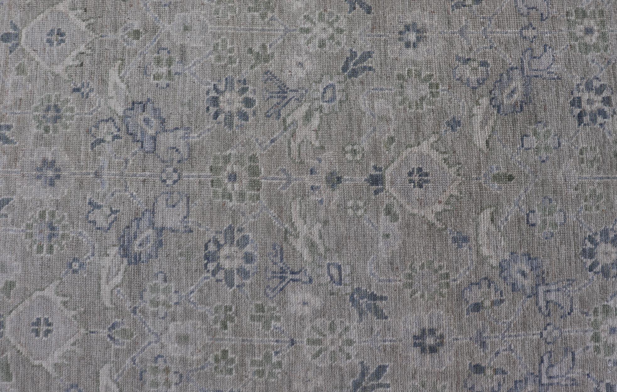 Laine Tapis de course Oushak Gallery avec base grise douce et bleu subtil et Sage 4'2 x 13'8 en vente