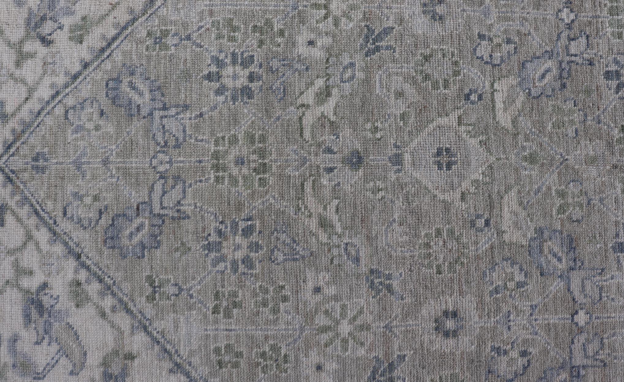 Tapis de course Oushak Gallery avec base grise douce et bleu subtil et Sage 4'2 x 13'8 en vente 1