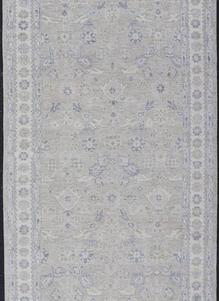 Tapis de course Oushak Gallery avec base grise douce et bleu subtil et Sage 4'2 x 13'8 en vente 2