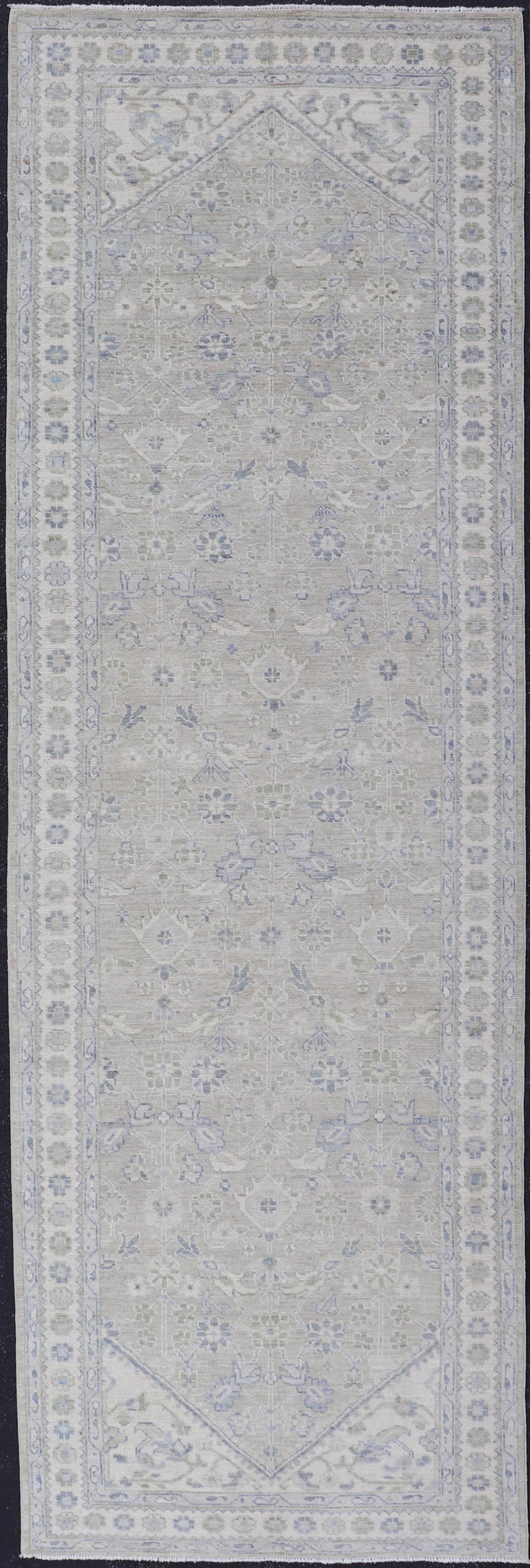 Oushak Gallery Läufer mit weichem grauem Untergrund und dezentem Blau und Sage 4'2 x 13'8