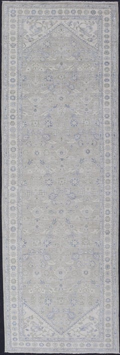 Tapis de course Oushak Gallery avec base grise douce et bleu subtil et Sage 4'2 x 13'8