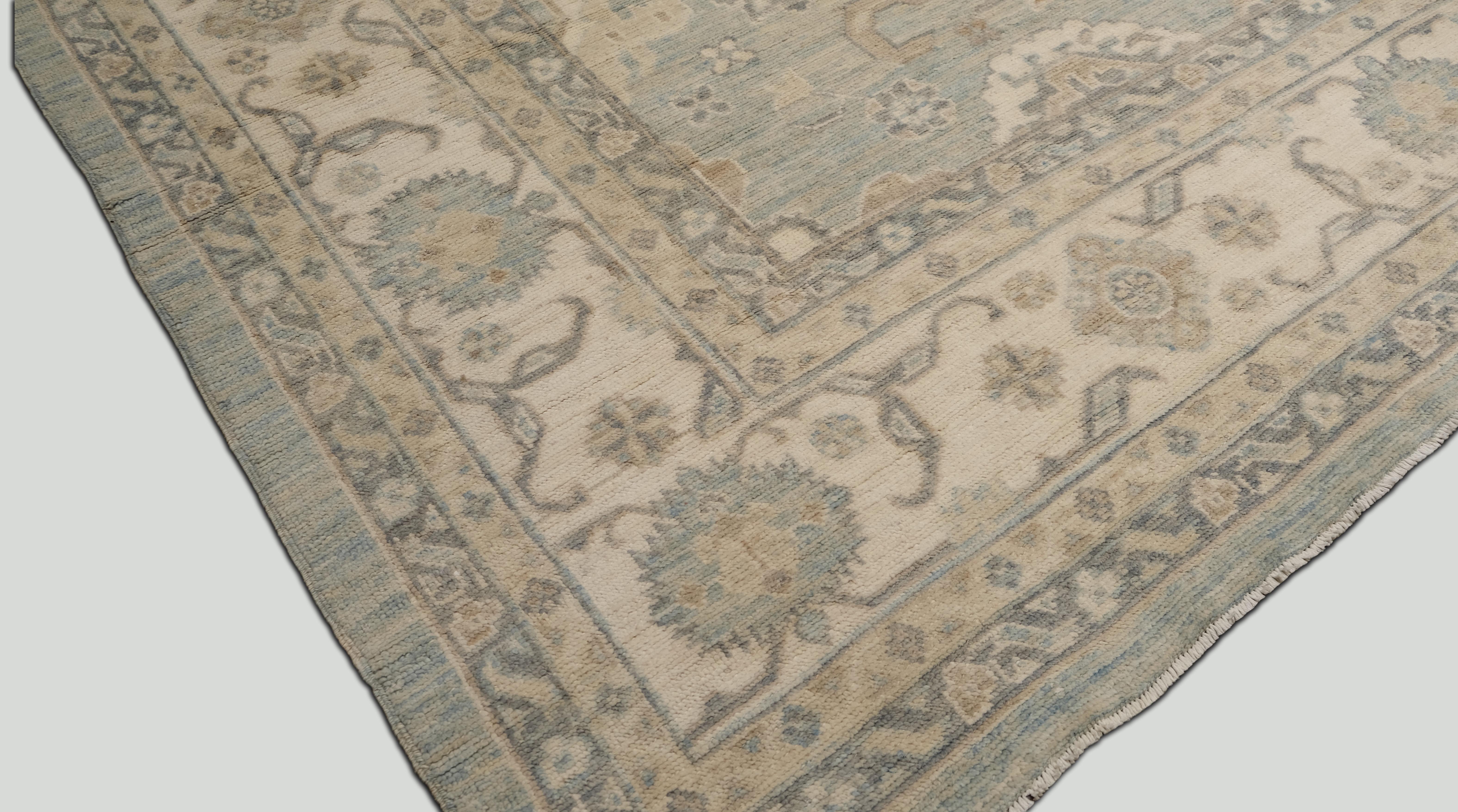 Introduci un'eleganza senza tempo nella tua casa con questo raffinato tappeto in lana annodato a mano. Caratterizzato da un disegno floreale di ispirazione vintage, questo tappeto è intricato con un'armoniosa miscela di toni verdi, avorio e beige