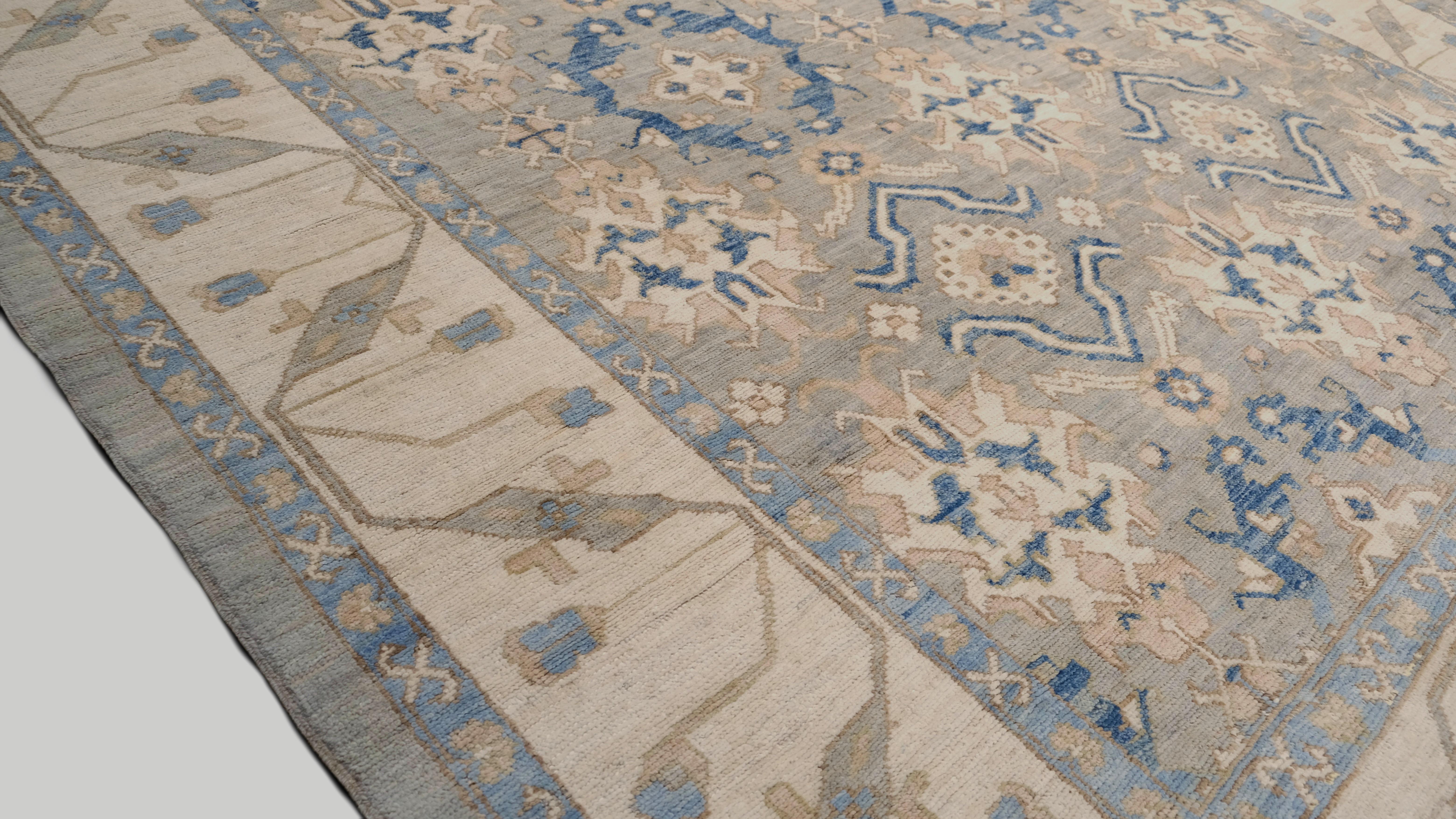 Valorizza il tuo spazio abitativo con questo splendido tappeto in lana annodato a mano, un vero capolavoro di artigianato e design. Caratterizzato da un intricato motivo geometrico e floreale, questo tappeto combina motivi delicati con una palette