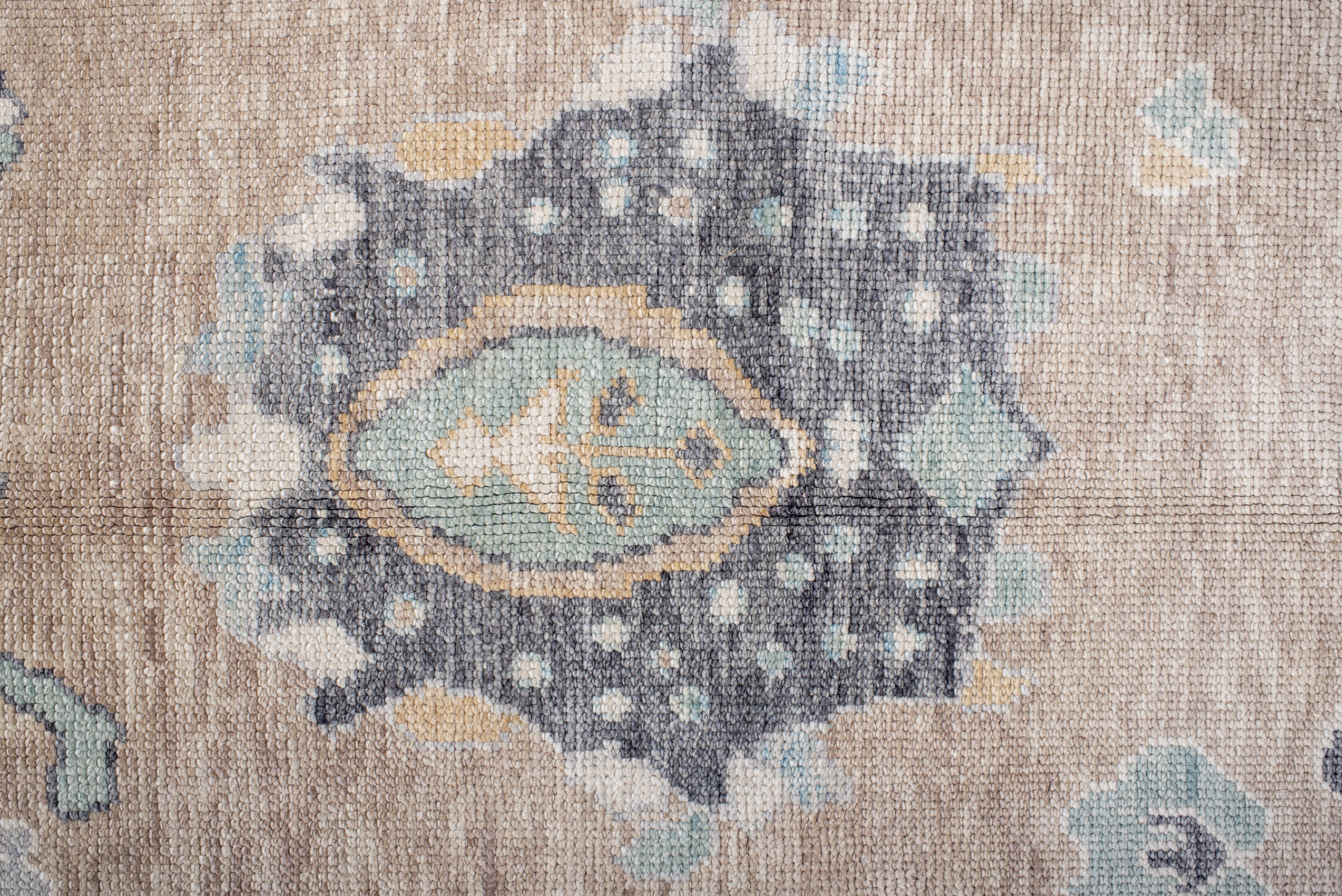 Production moderne avec éléments d'inspiration vintage d'Oushak en vente 1