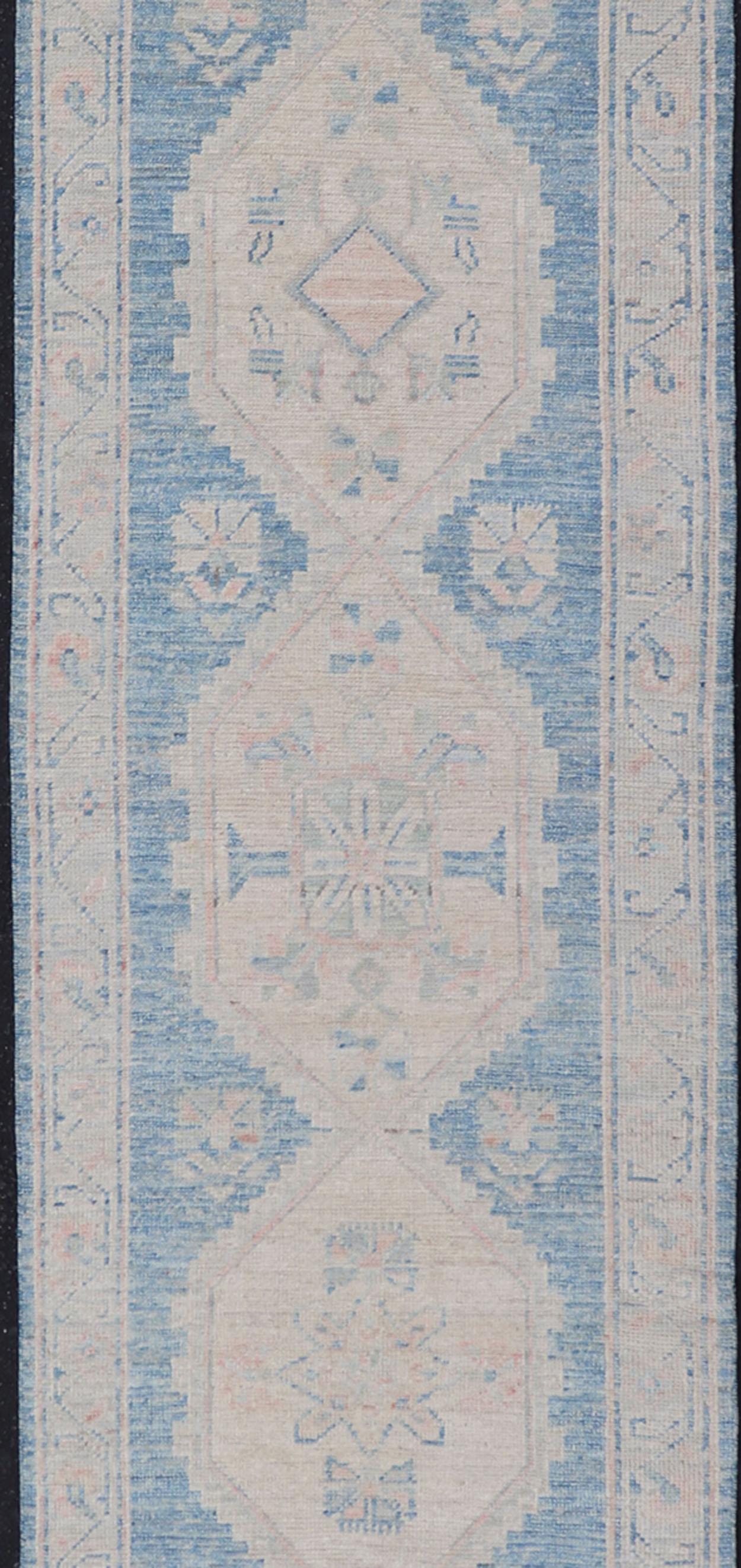 Misure: 2'10 x 12'6 
Runner moderno di Oushak con design a medaglione nei toni del blu e del crema. Keivan Woven Arts; tappeto AWR-12483 Paese di origine: Afghanistan Tipo: Oushak Design: Medaglione, Motivo.