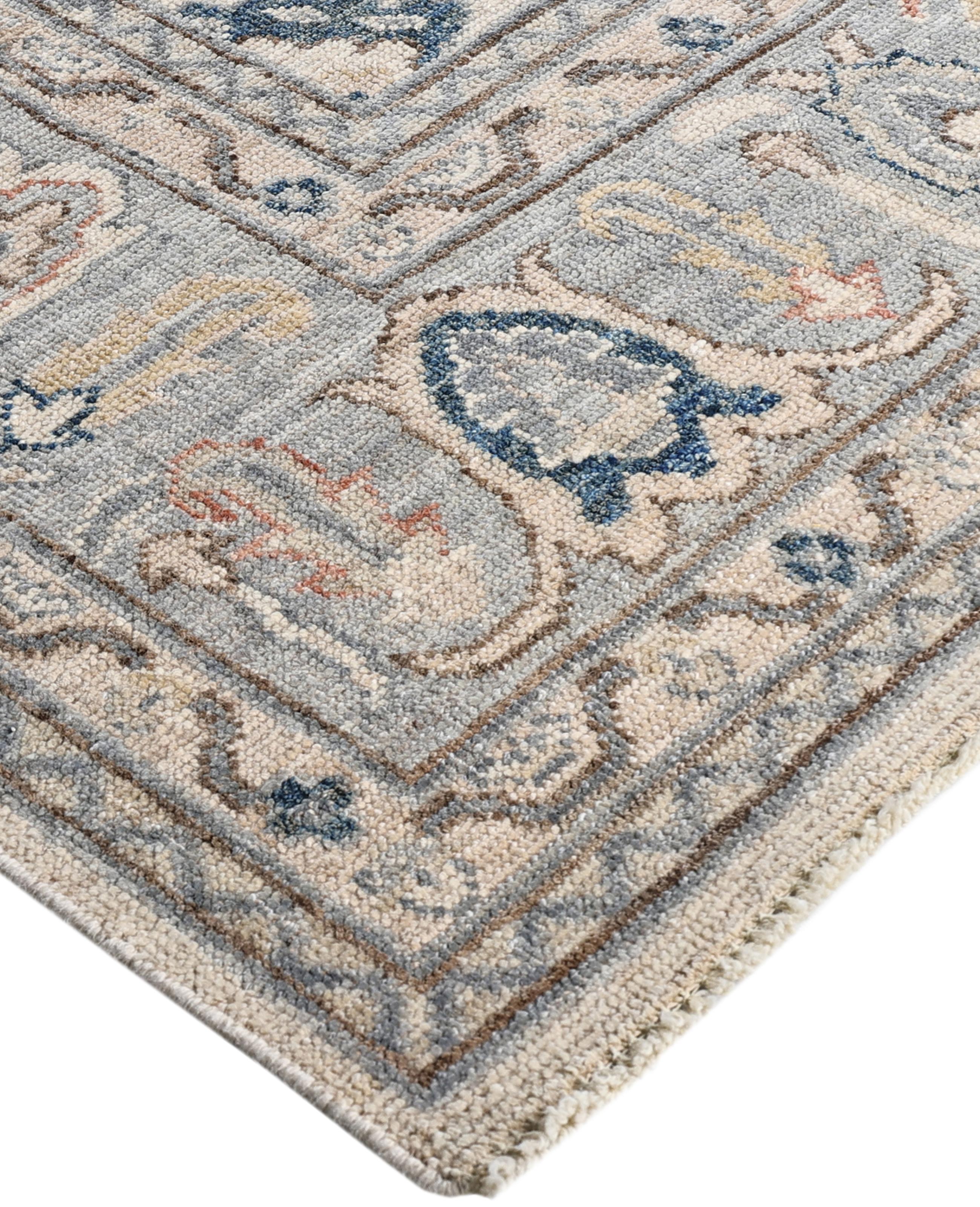 Las alfombras sobreteñidas se crean tomando alfombras antiguas o tradicionales y aplicando un tinte vibrante y monocromático sobre los dibujos existentes. Esta técnica da como resultado una estética audaz y moderna, al tiempo que conserva los