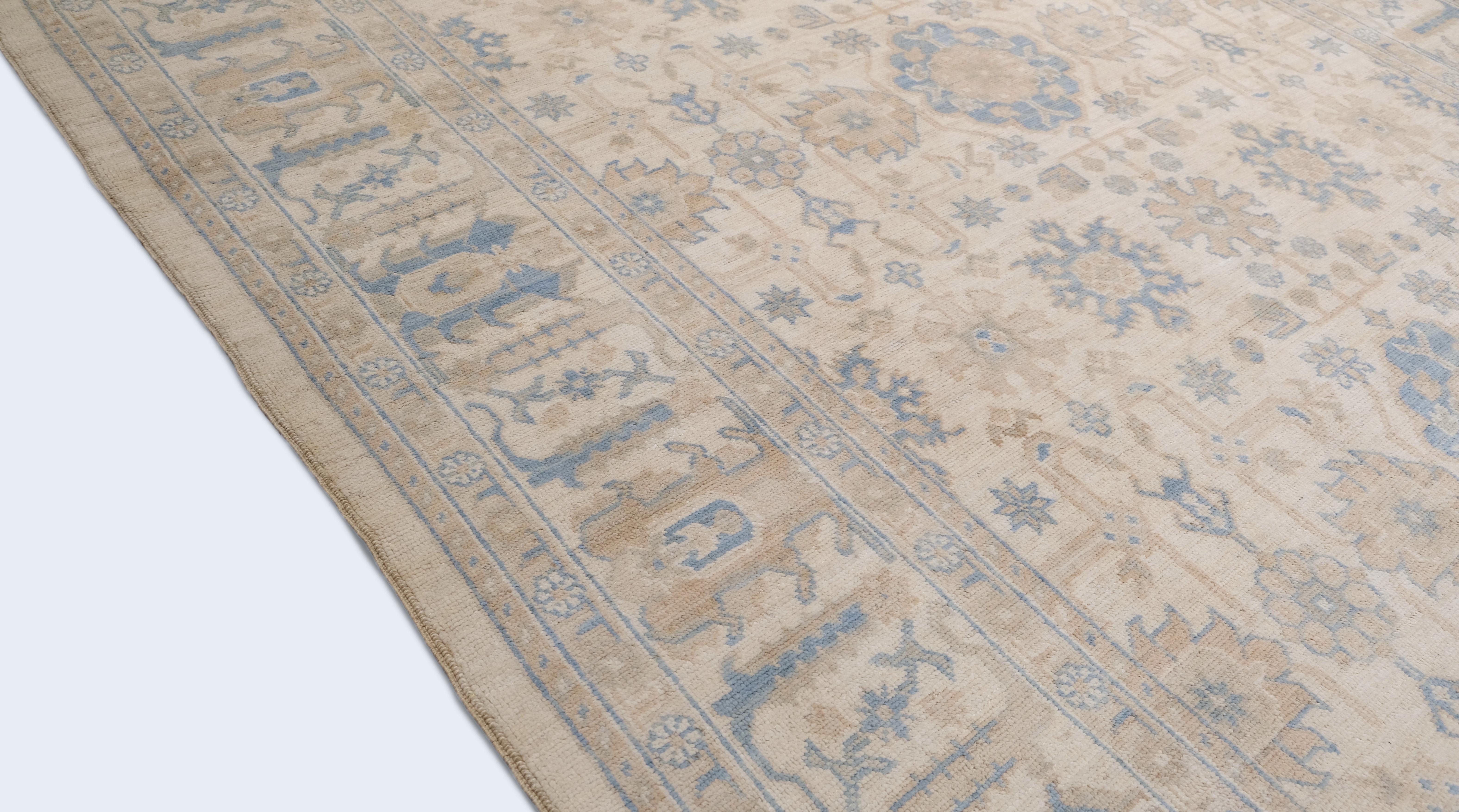 Verschönern Sie Ihren Wohnbereich mit diesem eleganten, handgeknüpften Wollteppich, der mit außergewöhnlicher Kunstfertigkeit hergestellt wurde. Dieses Stück zeichnet sich durch ein zeitloses Blumenmuster mit verschlungenen Medaillons und