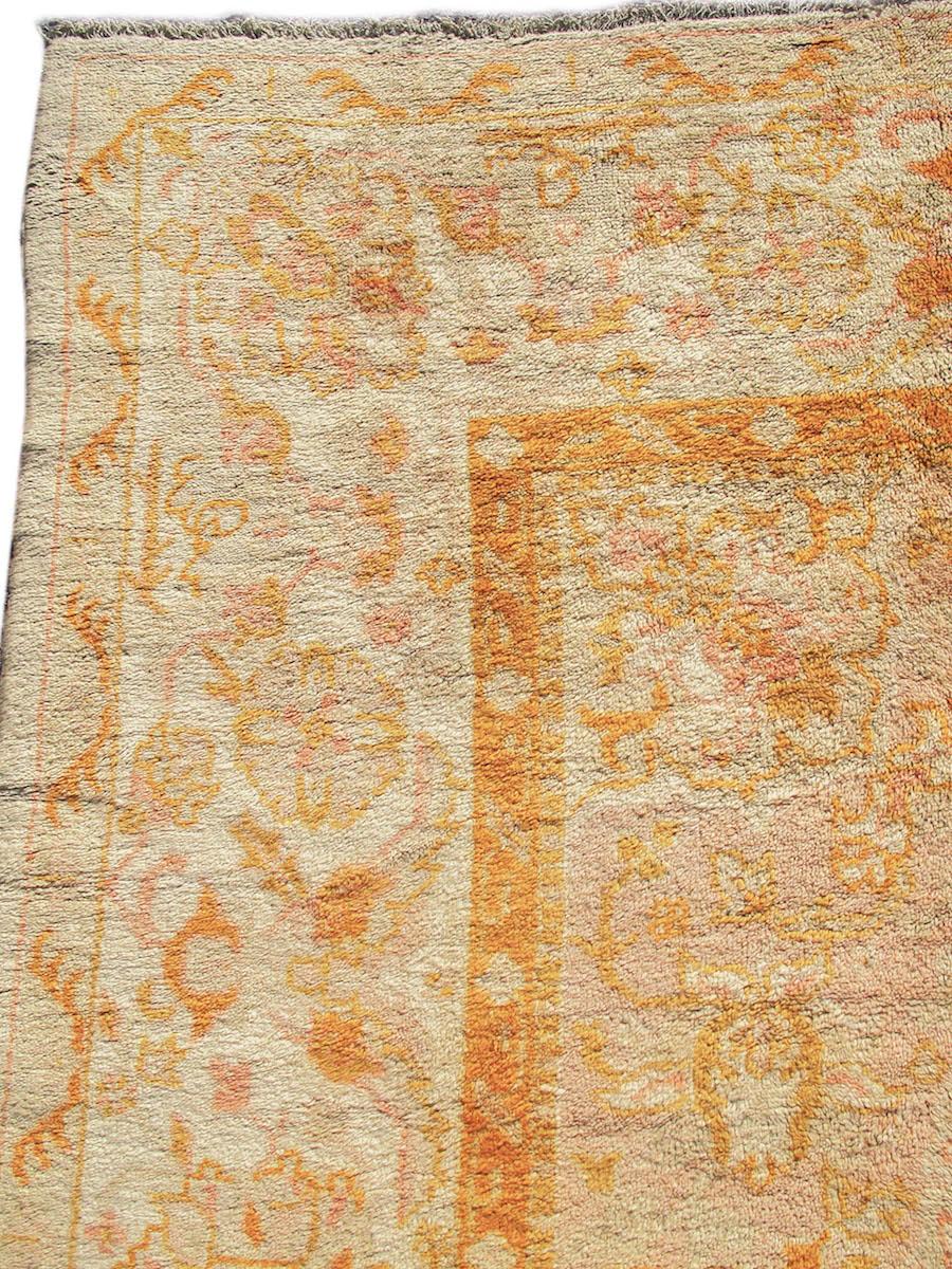 Ancien tapis turc anatolien Oushak, 19e siècle

Un médaillon central classique avec des pièces d'angle assorties est tracé avec des guirlandes dorées sur le fond kaki clair de ce tapis turc Oushak. Une bordure assortie, qui dessine une série de