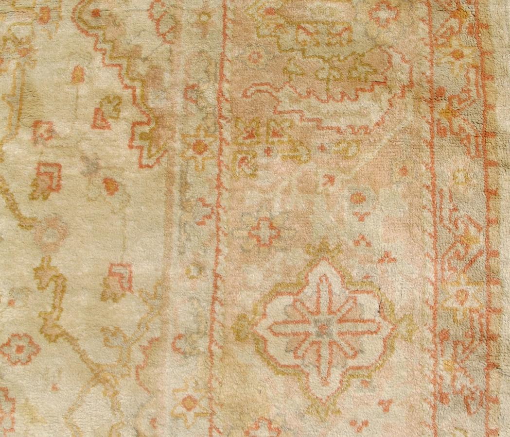 Tapis Anatolien Oushak, 19ème siècle

Les tapis Oushak du XIXe siècle, tissés près de la côte égéenne de l'Anatolie, sont particulièrement connus pour leur laine épaisse et lustrée. La région d'Ushak était un important centre de tissage ottoman au
