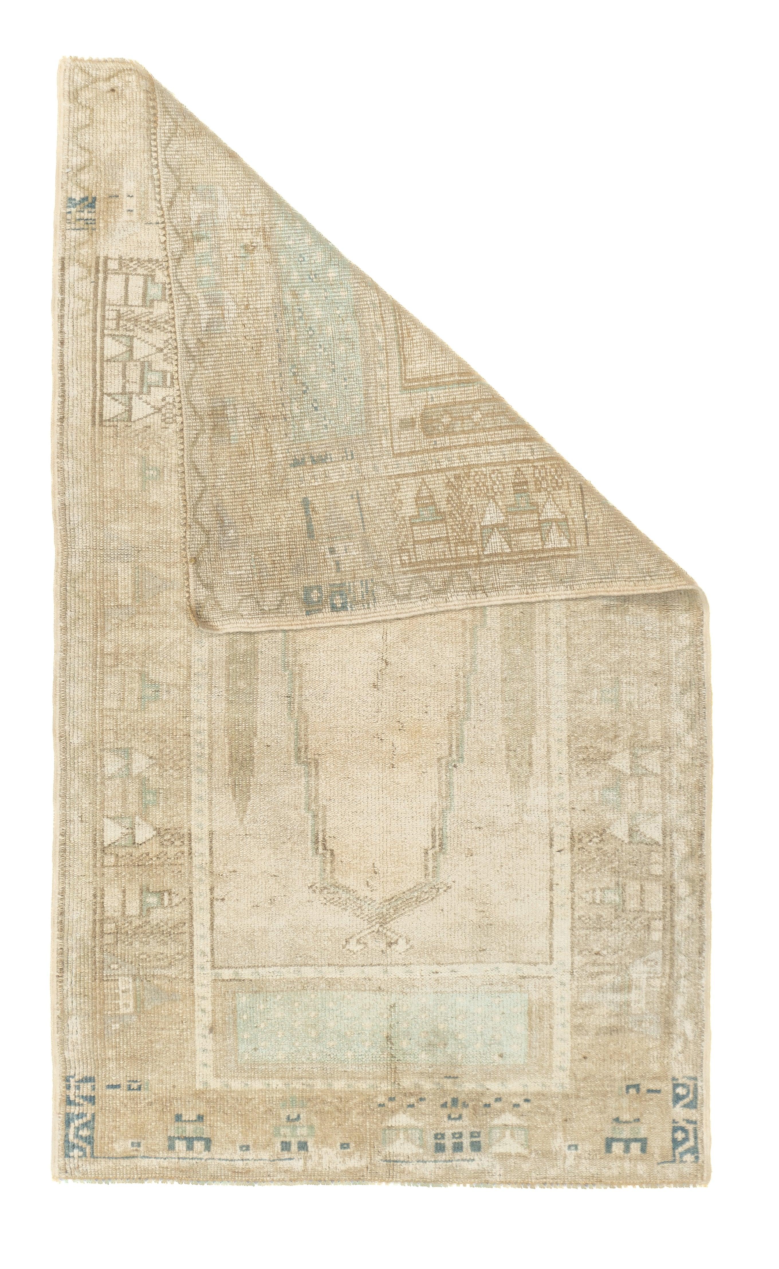 Oushak Teppich 2'10'' x 4'9''. Townes in Westanatolien, webt hauptsächlich Zimmergrößen, in grober bis mittlerer Bindung, hoher Flor. Bei den Antiquitäten handelt es sich ausschließlich um Wolle, die in den 1920er Jahren durch Baumwolle ersetzt