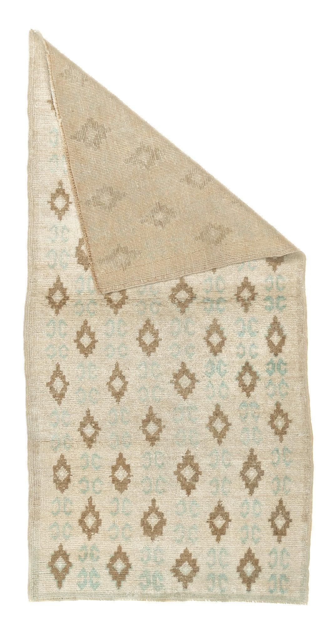 Oushak Teppich 2'10'' x 5'8''. Townes in Westanatolien, webt hauptsächlich Zimmergrößen, in grober bis mittlerer Bindung, hoher Flor. Bei den Antiquitäten handelt es sich ausschließlich um Wolle, die in den 1920er Jahren durch Baumwolle ersetzt