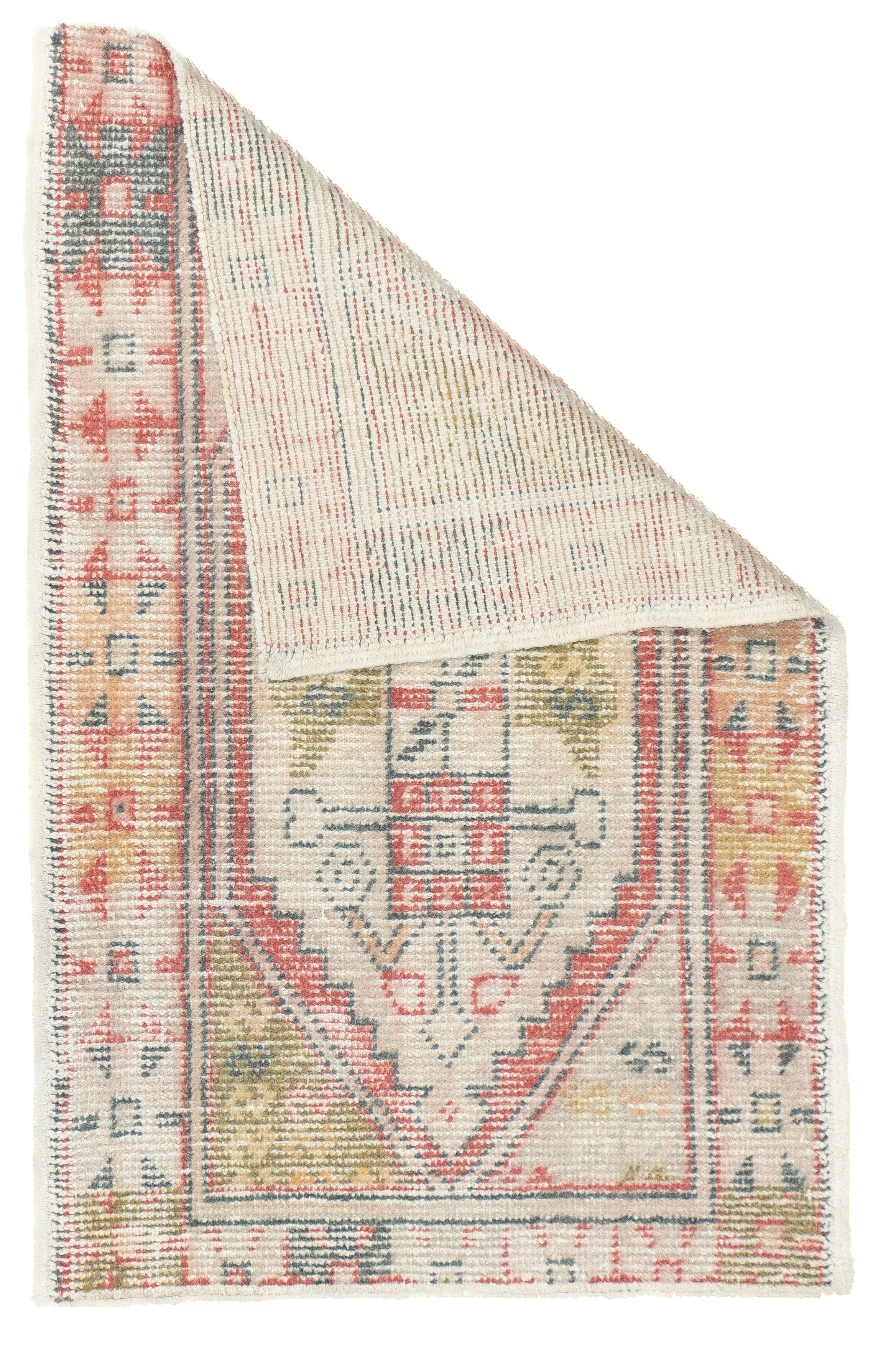 Oushak Teppich 2'5'' x 3'9''. Townes in Westanatolien, webt hauptsächlich Zimmergrößen, in grober bis mittlerer Bindung, hoher Flor. Bei den Antiquitäten handelt es sich ausschließlich um Wolle, die in den 1920er Jahren durch Baumwolle ersetzt