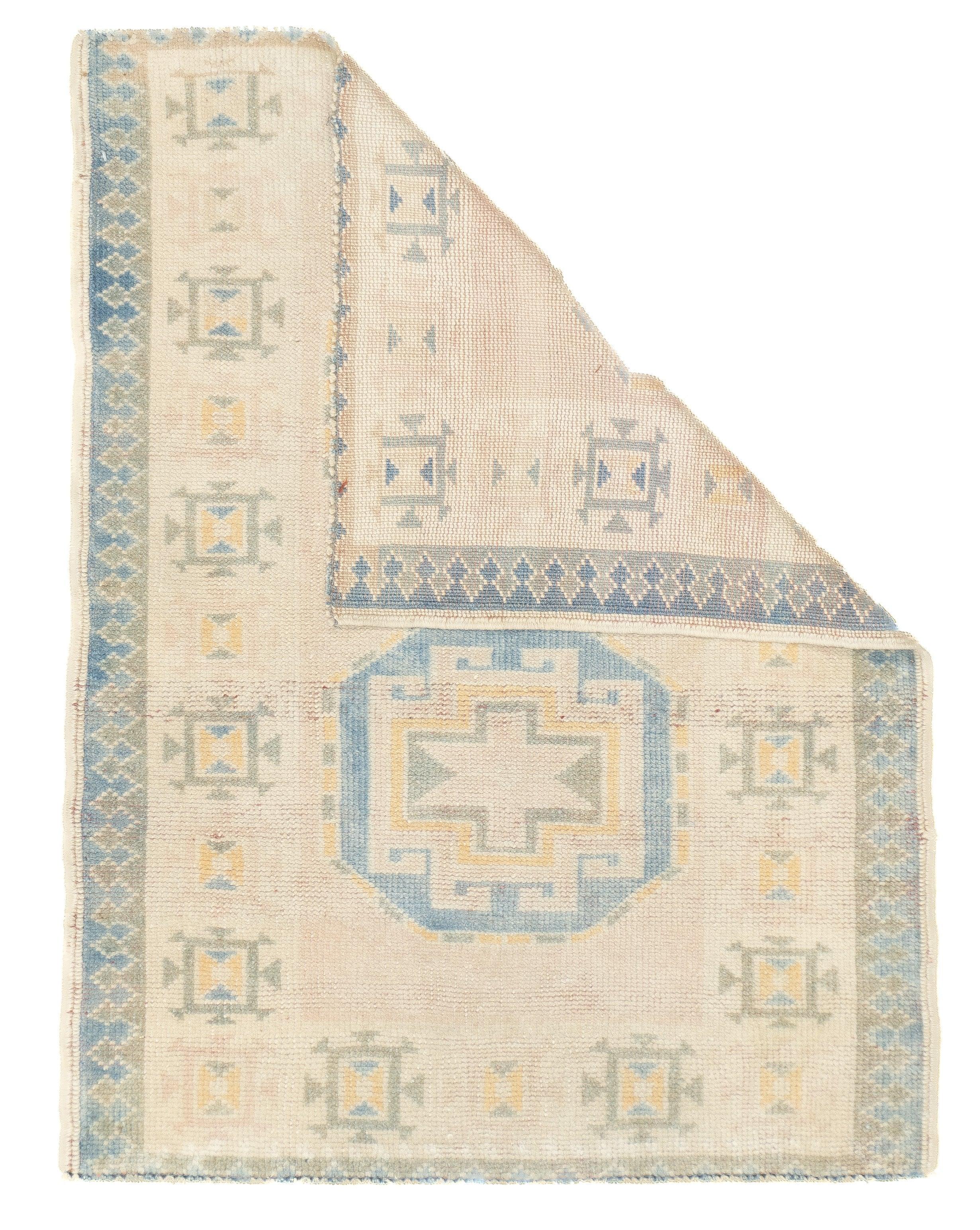 Tappeto Oushak 2'7'' x 3'5''. Townes nell'Anatolia occidentale, tessono per lo più tessuti per stanze, a trama da grossa a moderata, a pelo alto. I pezzi d'antiquariato sono tutti di lana, passati alle fondamenta di cotone negli anni Venti. Motivi