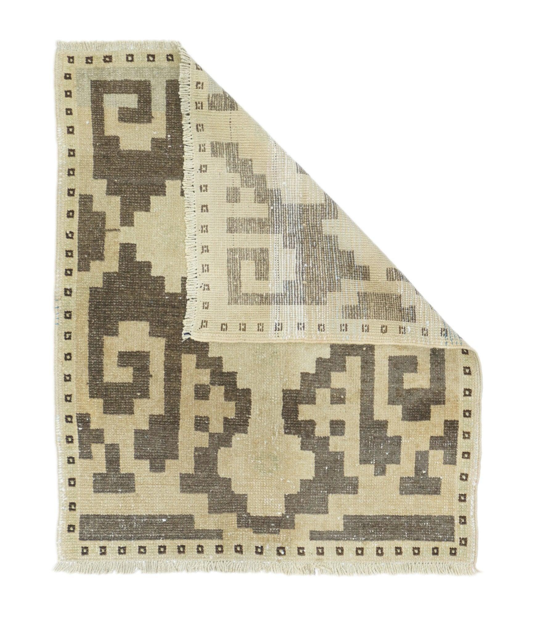 Tappeto Oushak 2'8'' x 3'0''.