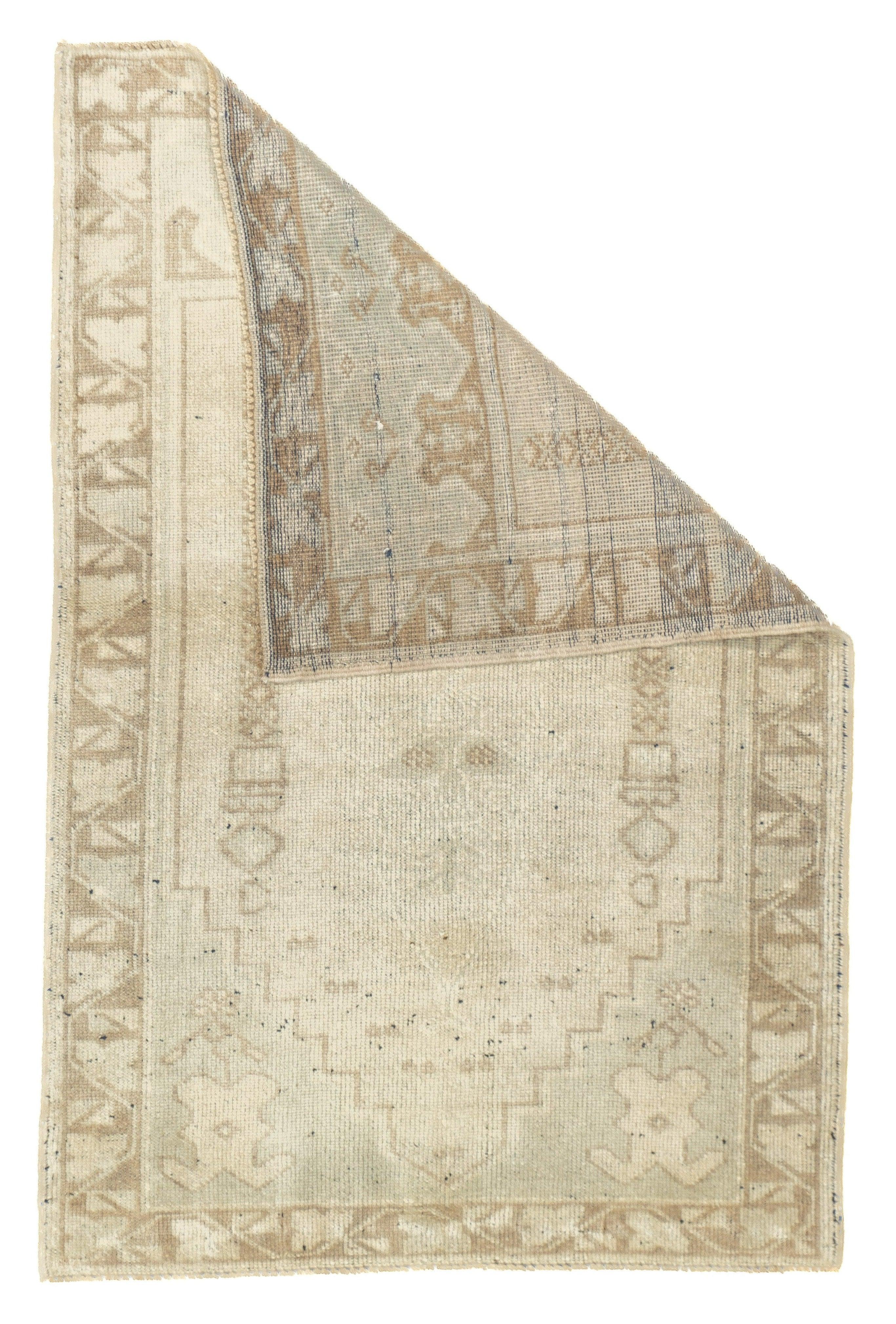 Oushak Teppich 2'9'' x 4'2''. Townes in Westanatolien, webt hauptsächlich Zimmergrößen, in grober bis mittlerer Bindung, hoher Flor. Bei den Antiquitäten handelt es sich ausschließlich um Wolle, die in den 1920er Jahren durch Baumwolle ersetzt