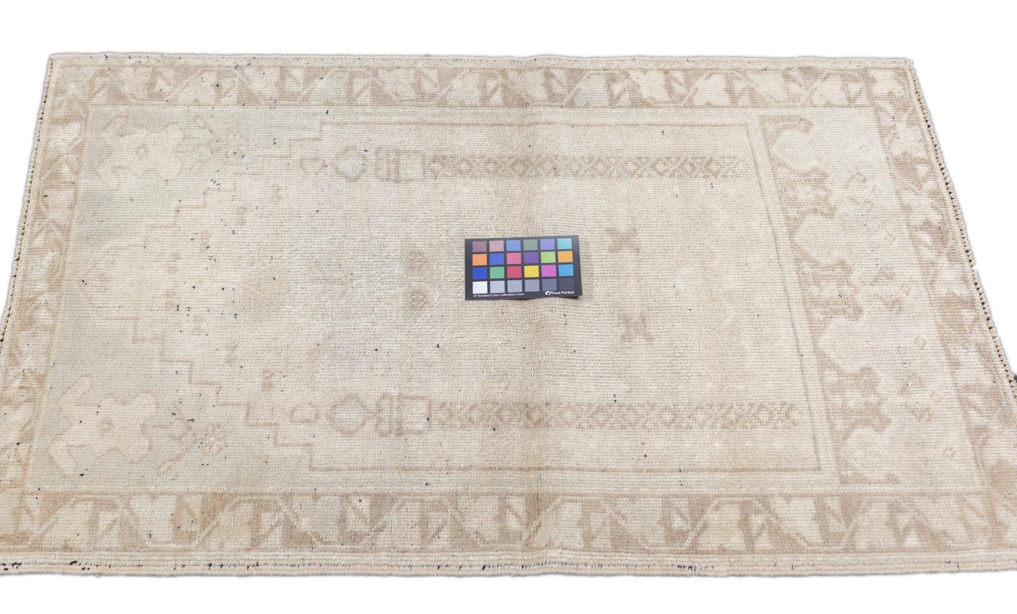 Oushak-Teppich 2'9'' x 4'2'' im Angebot 3
