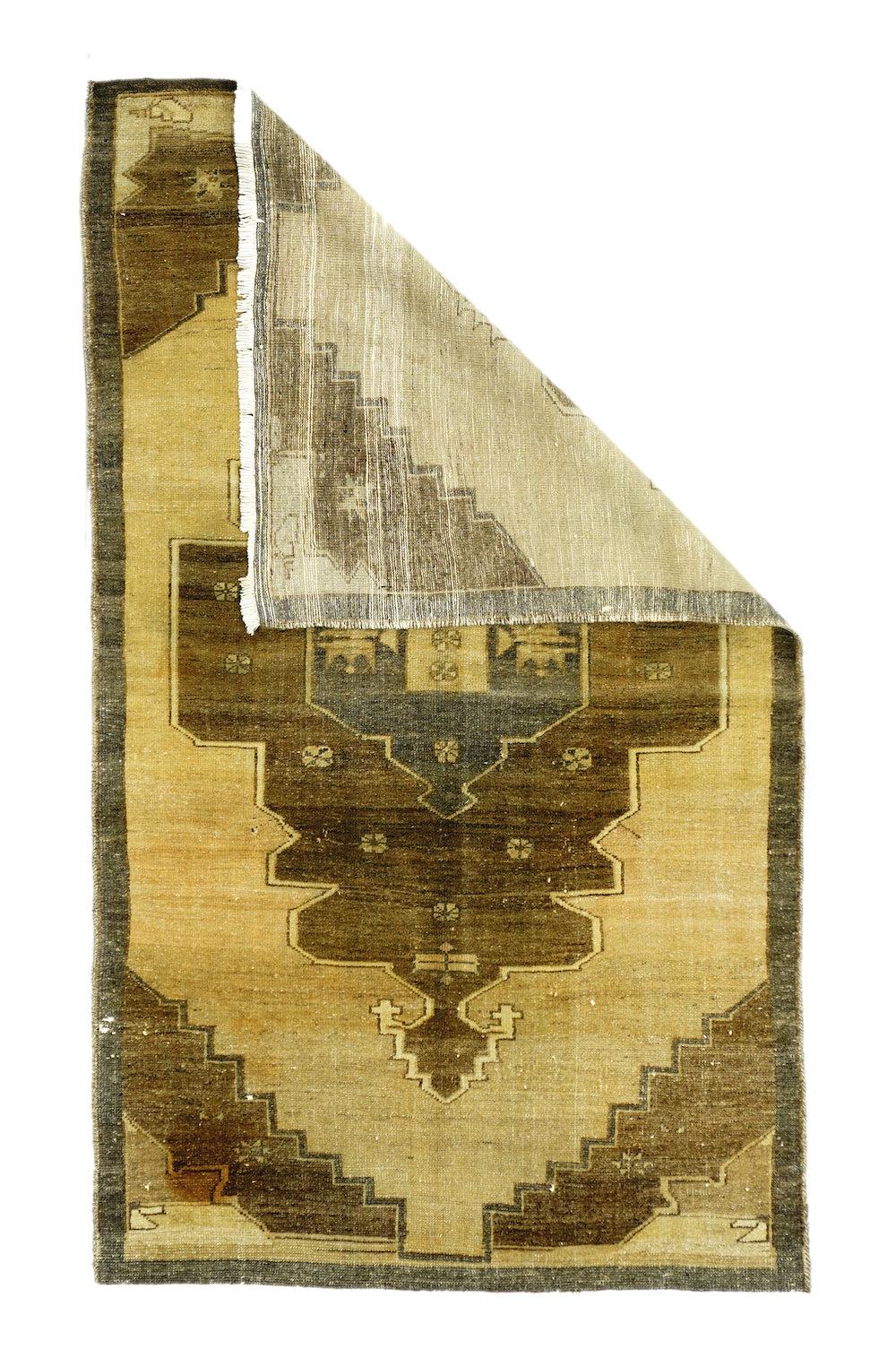 Tappeto Oushak 3'7'' x 6'3''. Ora solo con un bordo di corda, questo spargimento rustico anatolico presenta un campo aperto beige paglierino naturale abraso con un medaglione pendente marrone dentellato e un sottomedaglione esagonale color ardesia.