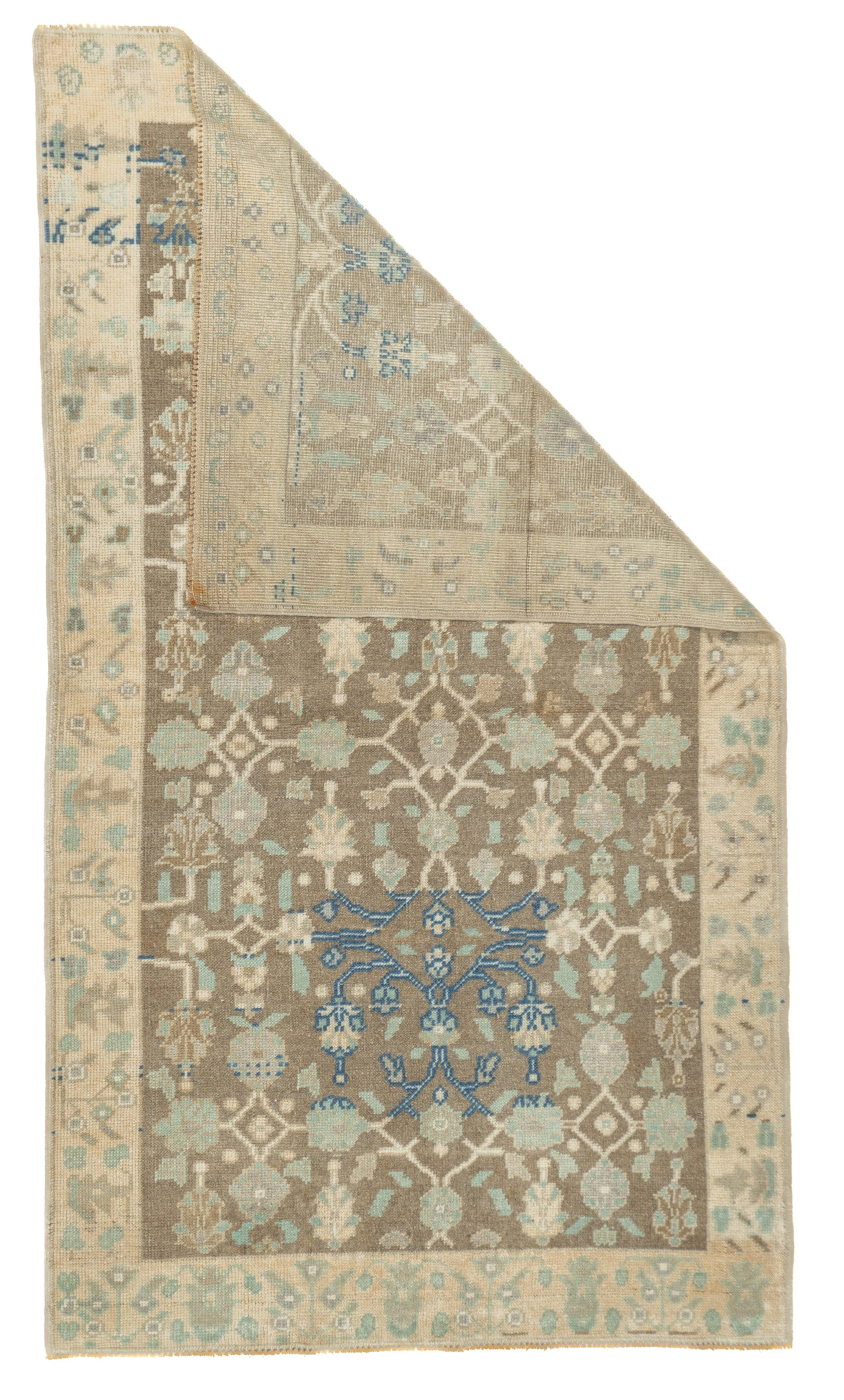 Tapis Oushak 3'7'' x 6'4''. Townes en Anatolie occidentale, tissant principalement des pièces de taille moyenne, en armure grossière à modérée, à poils hauts. Les antiquités sont toutes en laine, avant d'être remplacées par des fondations en coton