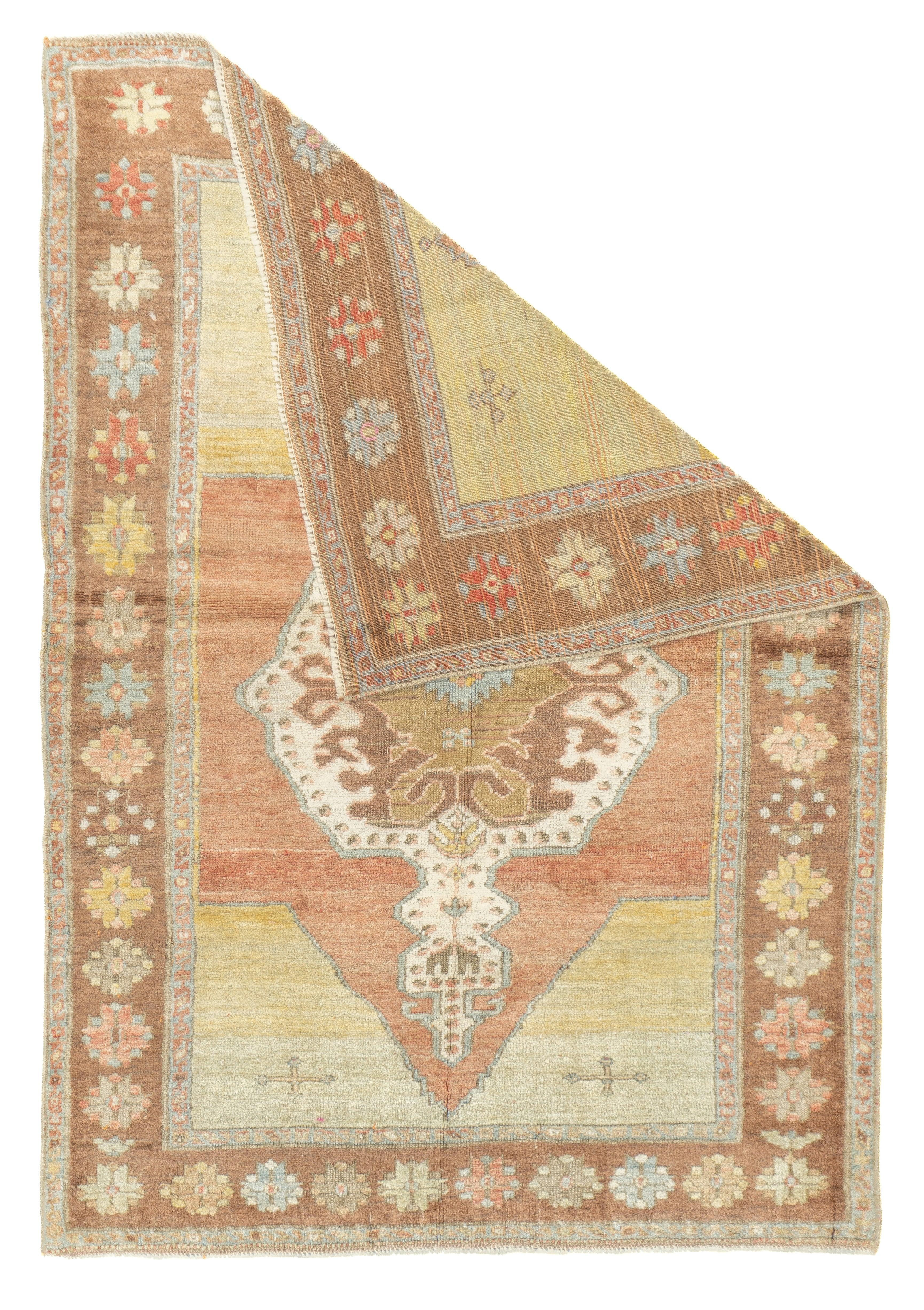 Oushak Teppich 3'8'' x 5'3''. Townes in Westanatolien, webt hauptsächlich Zimmergrößen, in grober bis mittlerer Bindung, hoher Flor. Bei den Antiquitäten handelt es sich ausschließlich um Wolle, die in den 1920er Jahren durch Baumwolle ersetzt