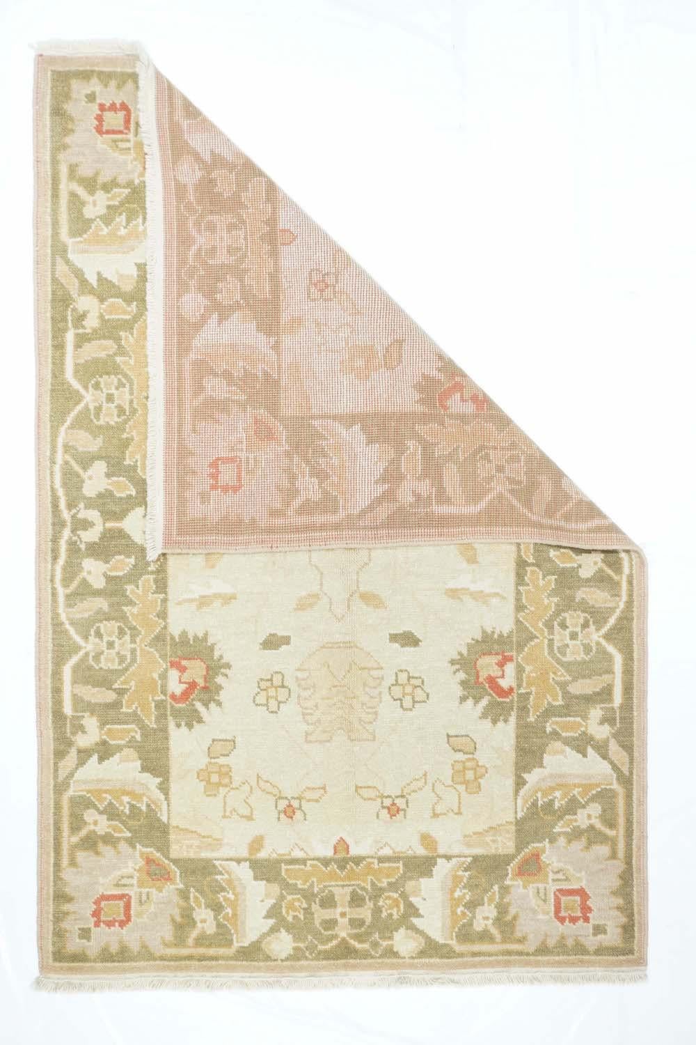 Tappeto Oushak 4'0'' x 6'0''. Questo recente sparpagliamento anatolico a trama grossa mostra un fireld color paglierino-ecru con palmette laterali sfrangiate, oltre a palmette in posizione centrale e petali più piccoli. Ampio bordo salmone con