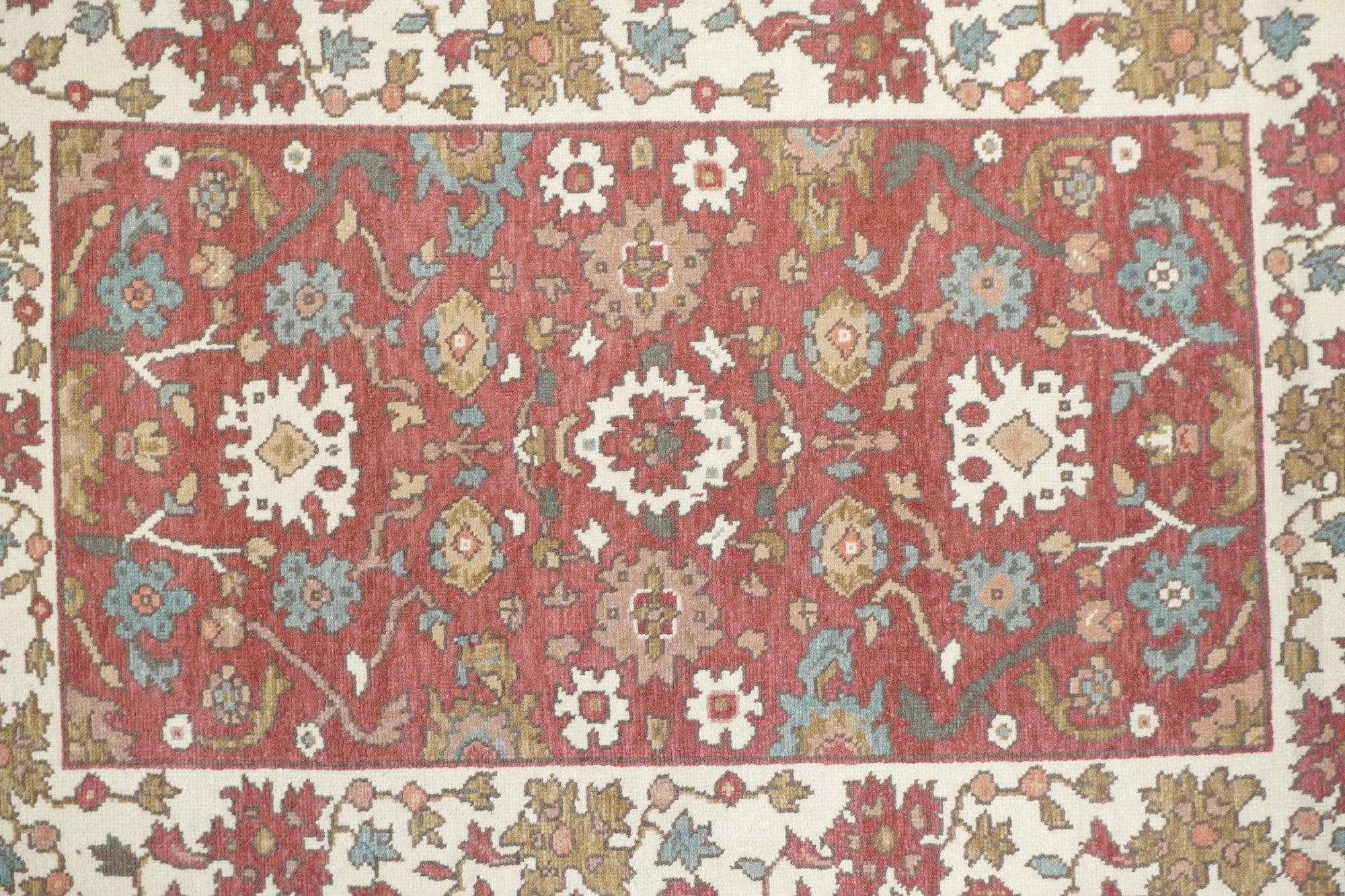 Oushak Teppich 4'1'' x 6'1''. Townes in Westanatolien, webt hauptsächlich Zimmergrößen, in grober bis mittlerer Bindung, hoher Flor. Bei den Antiquitäten handelt es sich ausschließlich um Wolle, die in den 1920er Jahren durch Baumwolle ersetzt