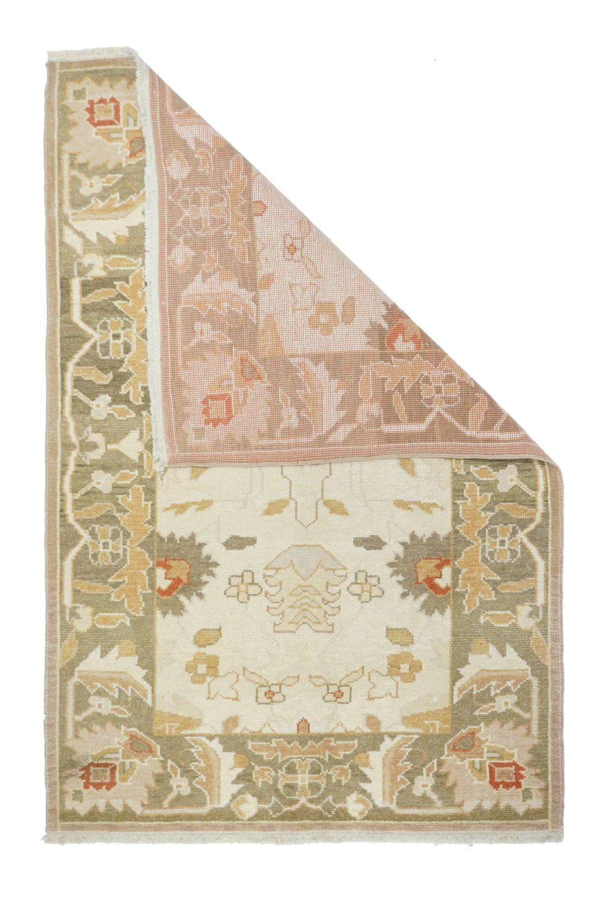 Tappeto Oushak 4'1'' x 6'1''.