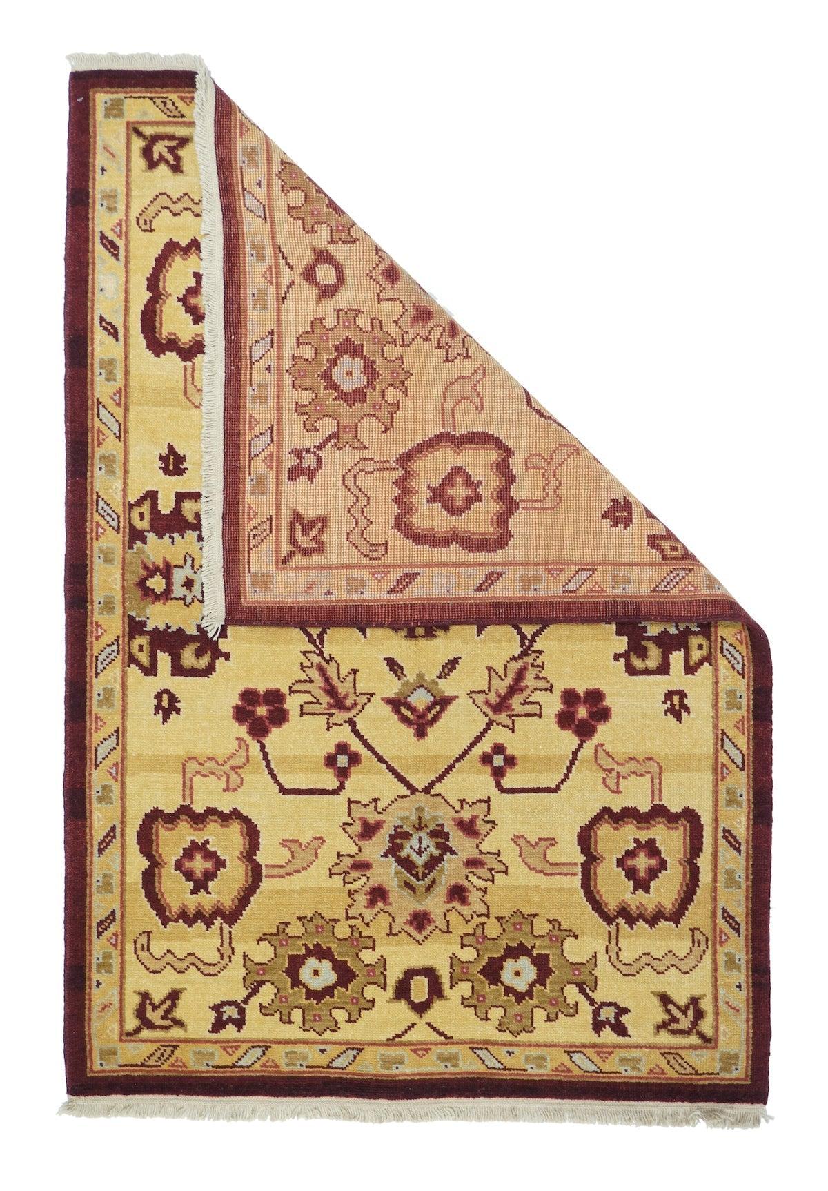 Oushak Teppich 4'1'' x 6'1''. Townes in Westanatolien, webt hauptsächlich Zimmergrößen, in grober bis mittlerer Bindung, hoher Flor. Die Antiquitäten sind alle aus Wolle und wurden in den 1920er Jahren durch Baumwollstoffe ersetzt. Geometrische oder